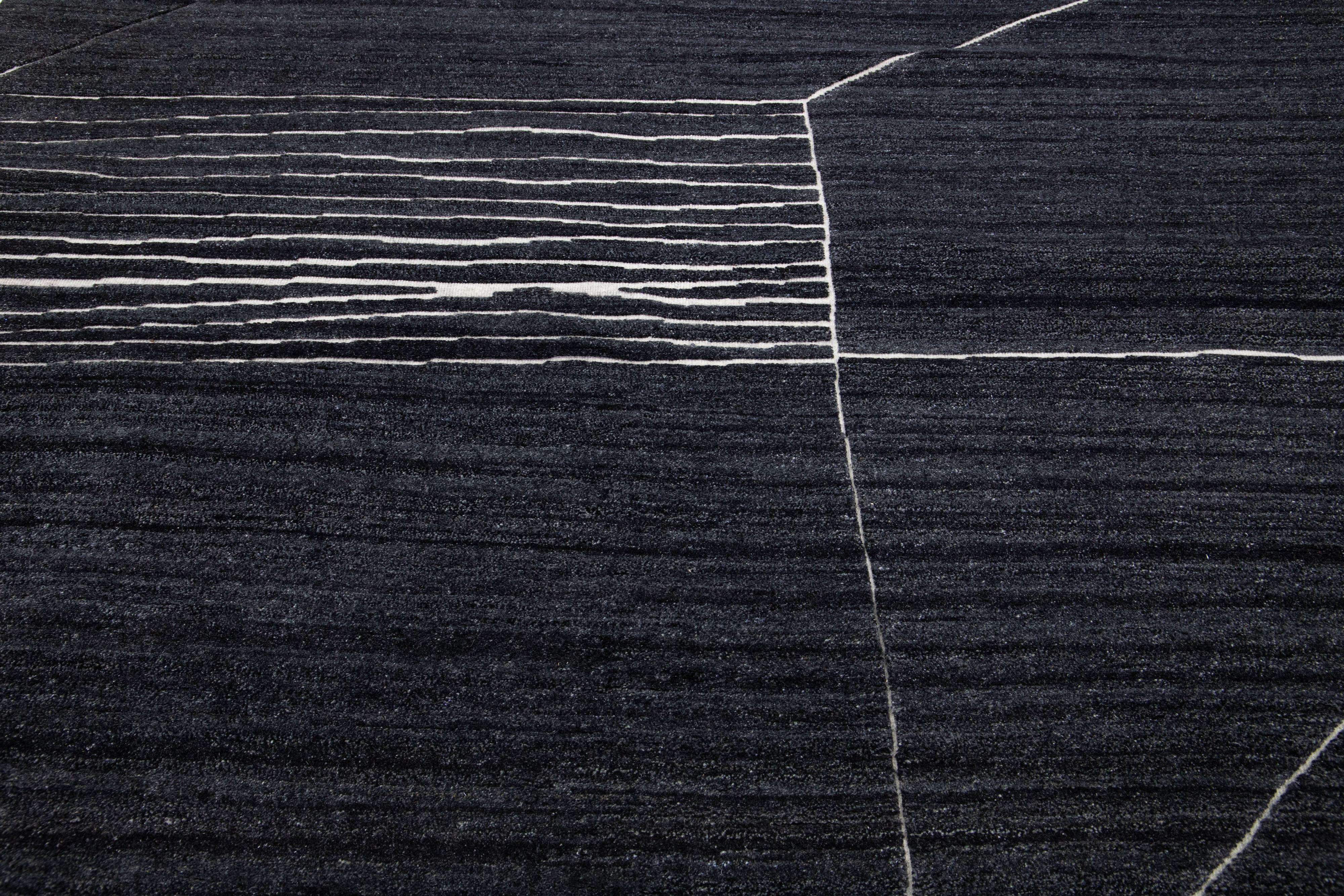 Organique Tapis en laine géométrique moderne de style marocain anthracite fait à la main  par Apadana en vente
