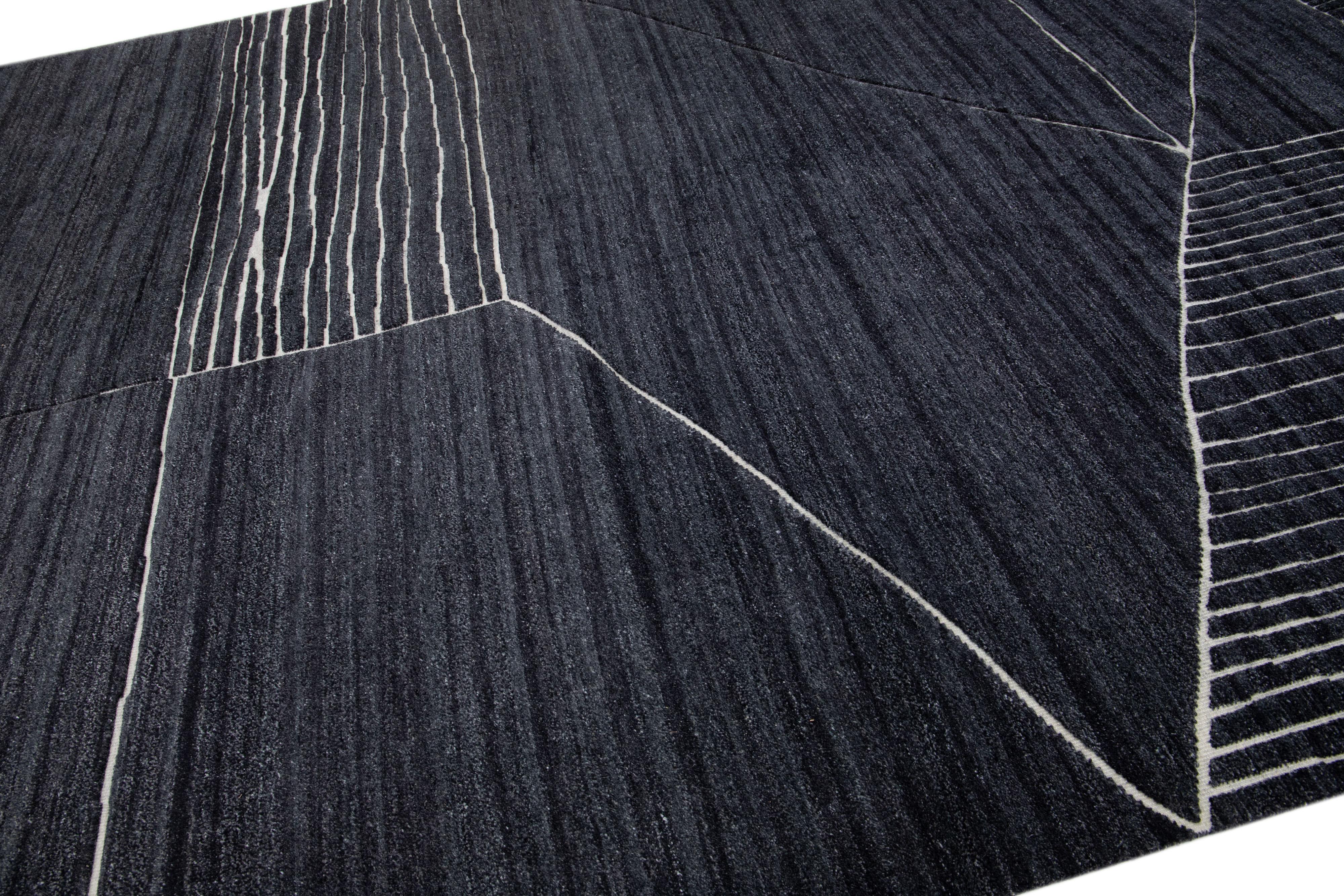 Indien Tapis en laine géométrique moderne de style marocain anthracite fait à la main  par Apadana en vente
