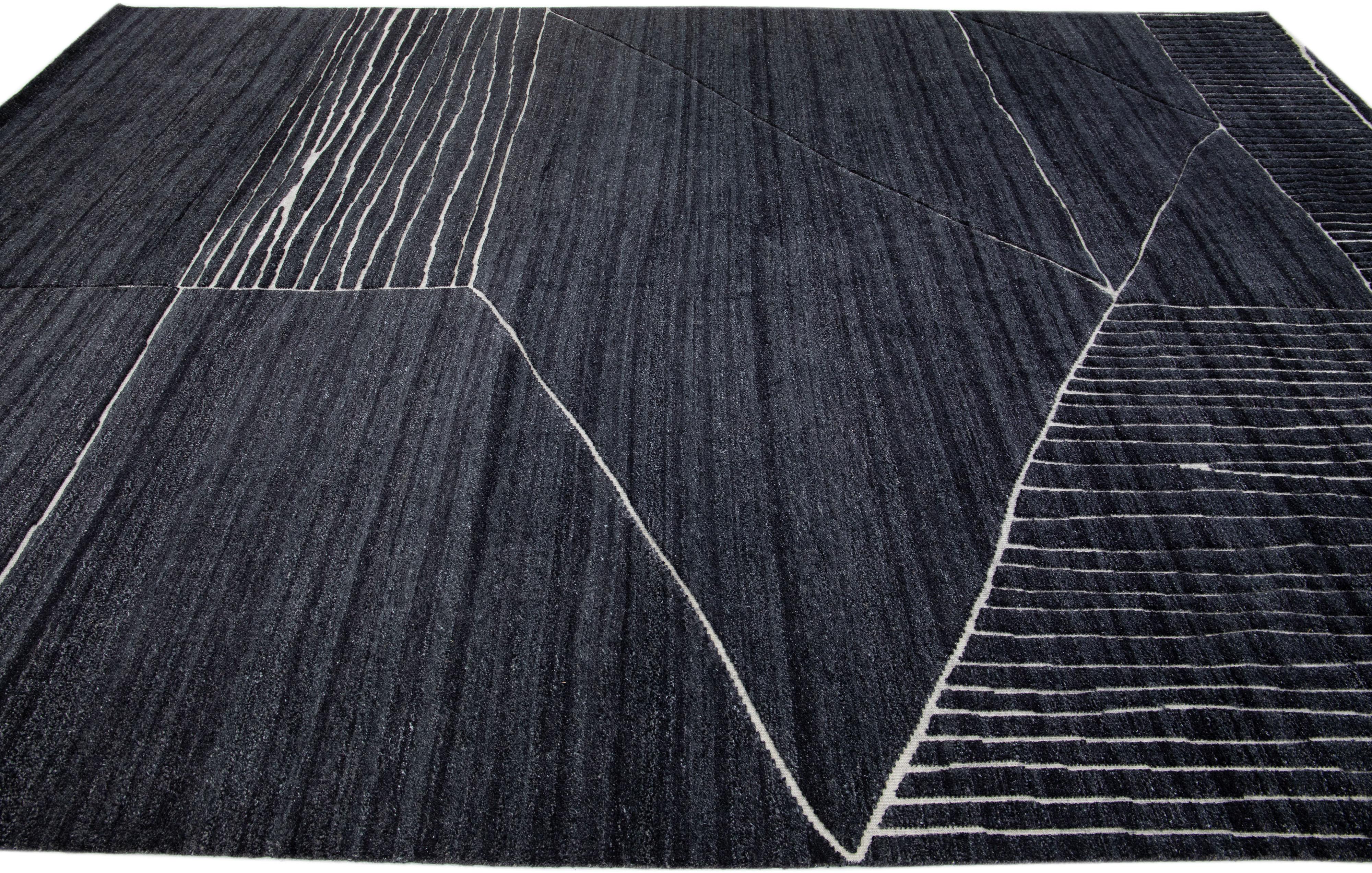 Noué à la main Tapis en laine géométrique moderne de style marocain anthracite fait à la main  par Apadana en vente