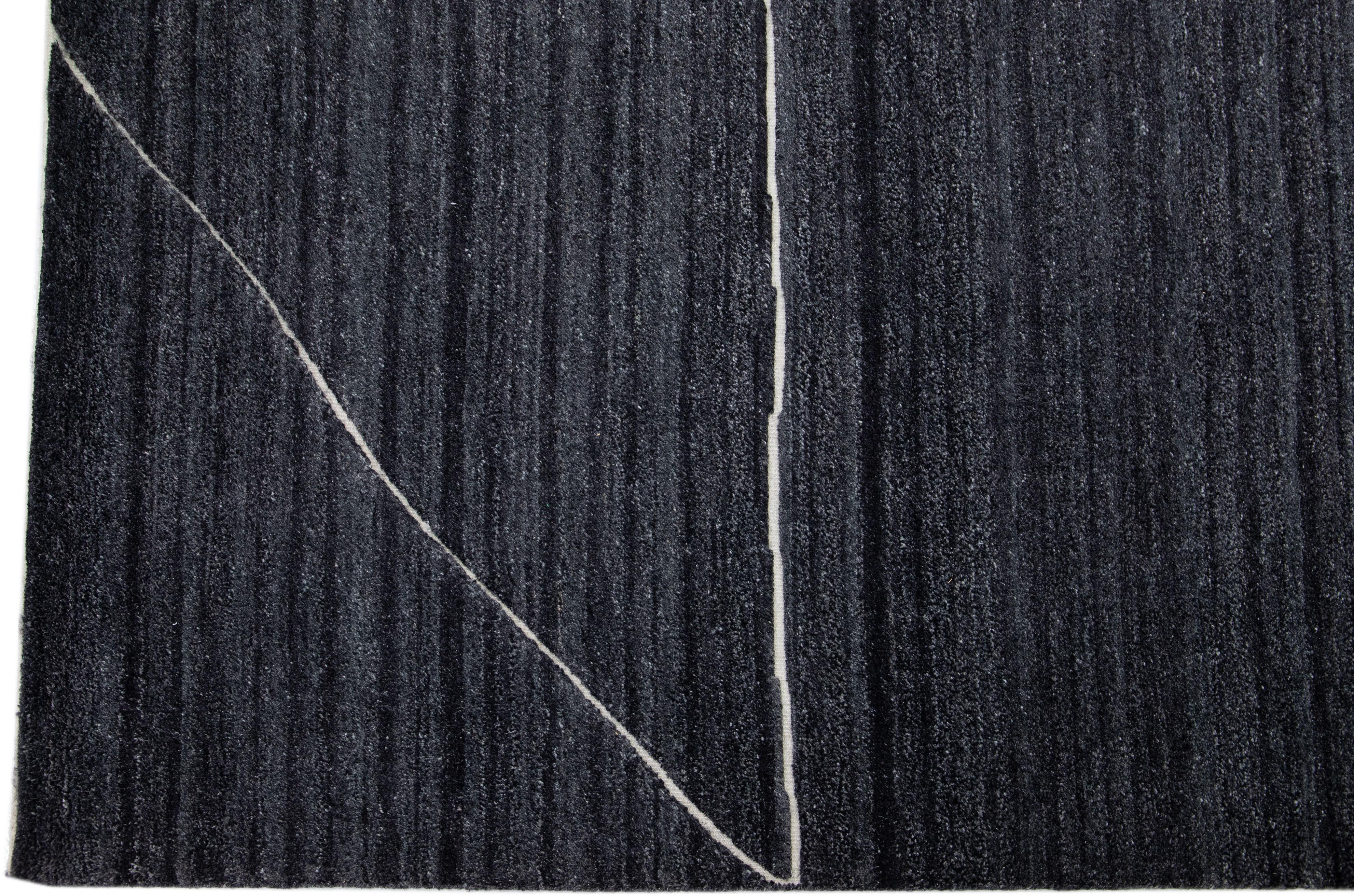Tapis en laine géométrique moderne de style marocain anthracite fait à la main  par Apadana Neuf - En vente à Norwalk, CT