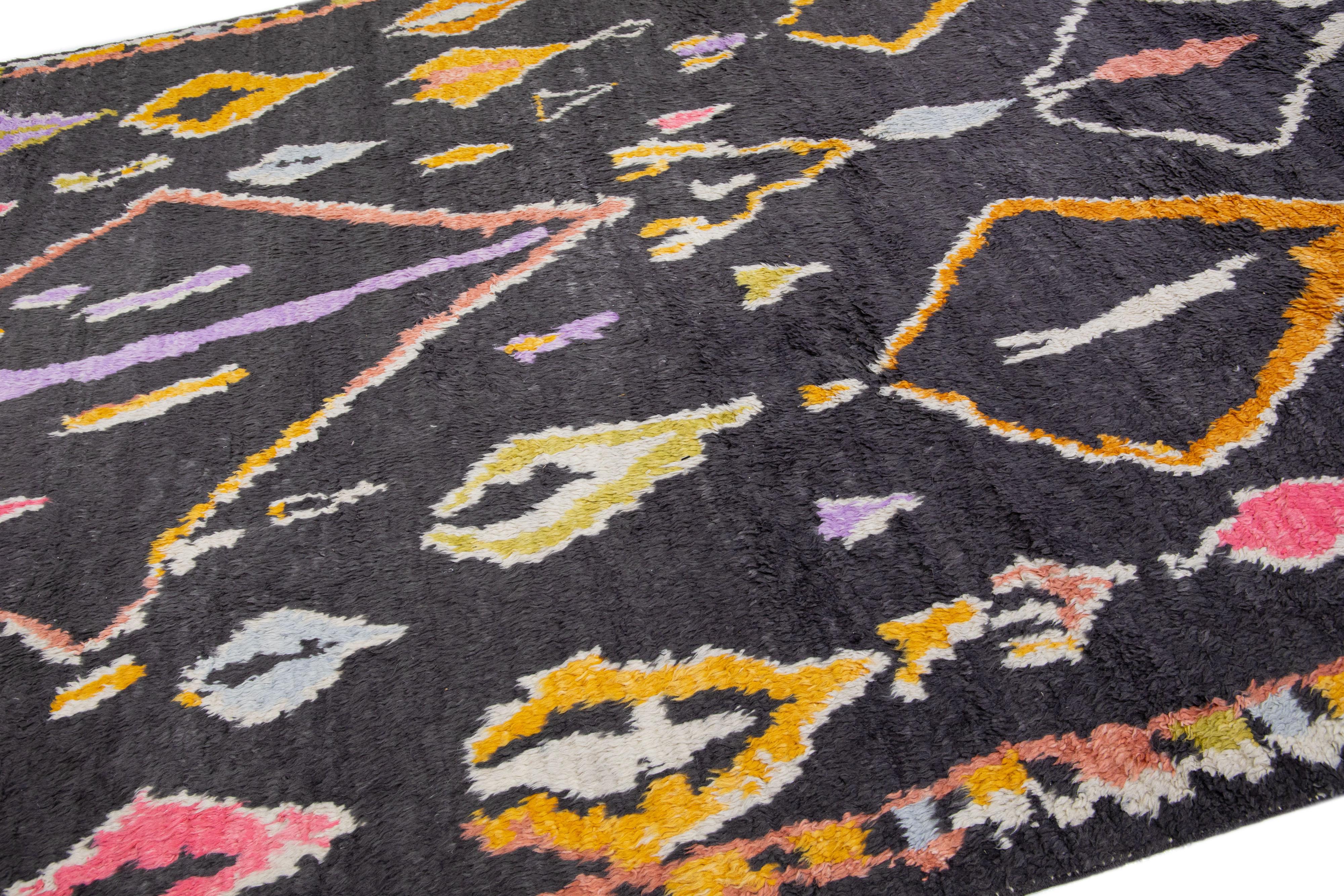 Moderne Tapis moderne en laine de style marocain anthracite avec motif multicolore en vente