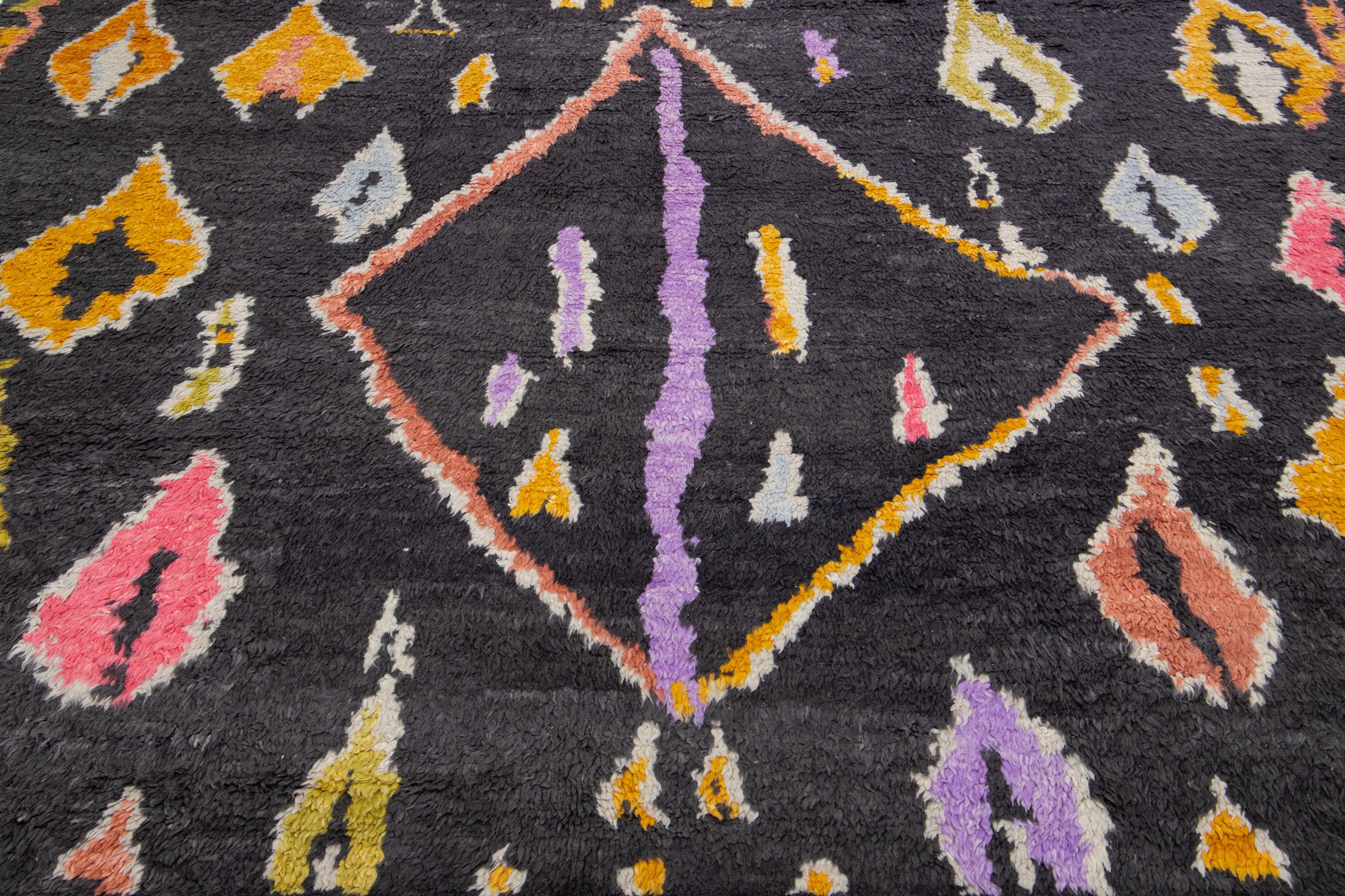Tapis moderne en laine de style marocain anthracite avec motif multicolore Neuf - En vente à Norwalk, CT