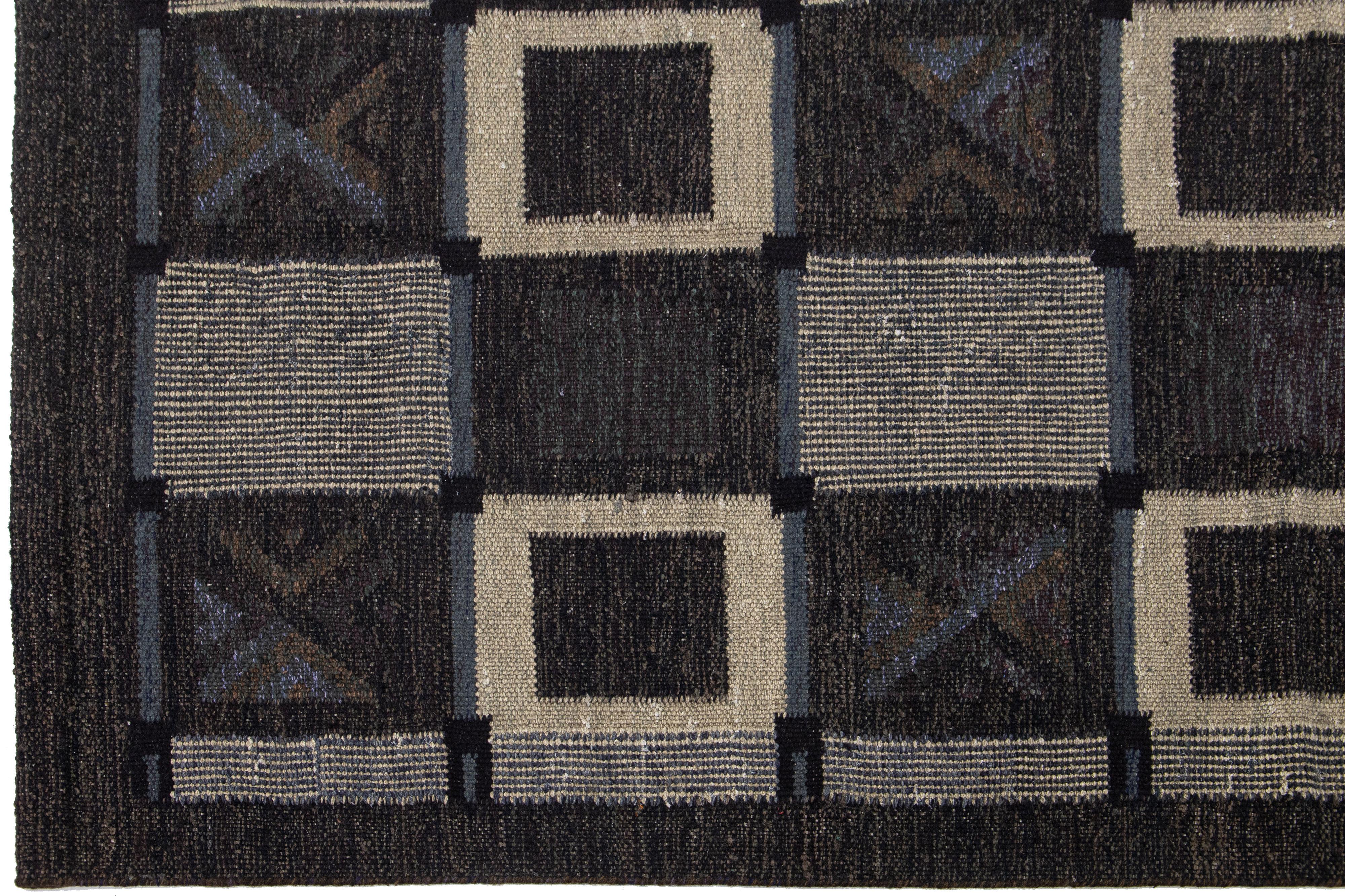 Noué à la main Tapis de style suédois moderne anthracite de taille normale avec motif Art déco en vente