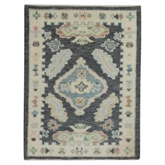 Türkischer Oushak-Teppich in Holzkohle mit mehrfarbigem, geometrischem Design, handgewebt, 2'4" x 3'
