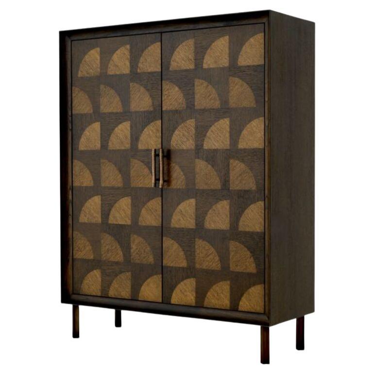 Japanischer Schrank aus Eiche Holzkohle mit goldenen Fächermotiven im Angebot