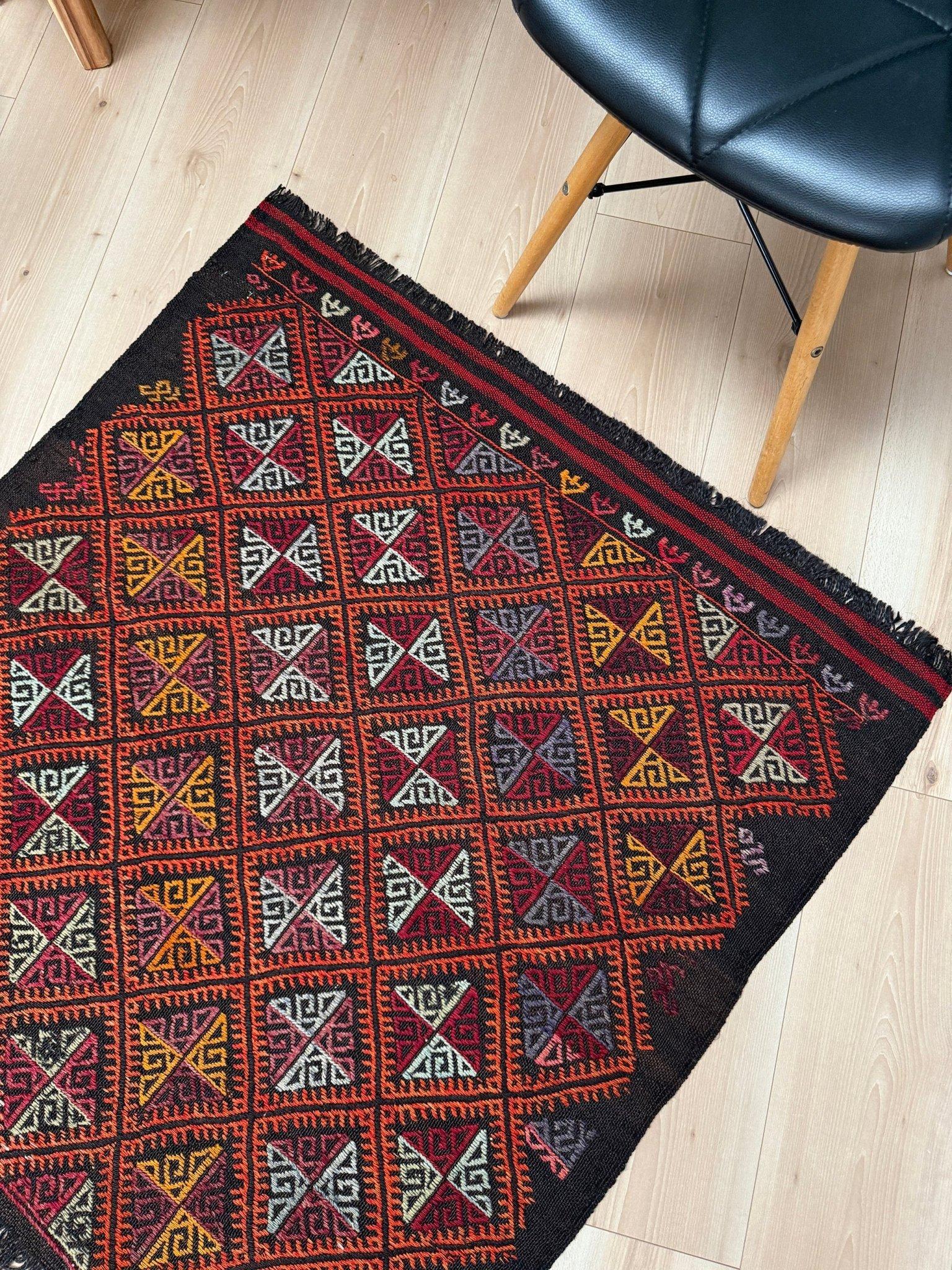 Tissé à la main Kilim turc Cicim orange anthracite • Tapis brodé (3′×4′) • 1960s en vente