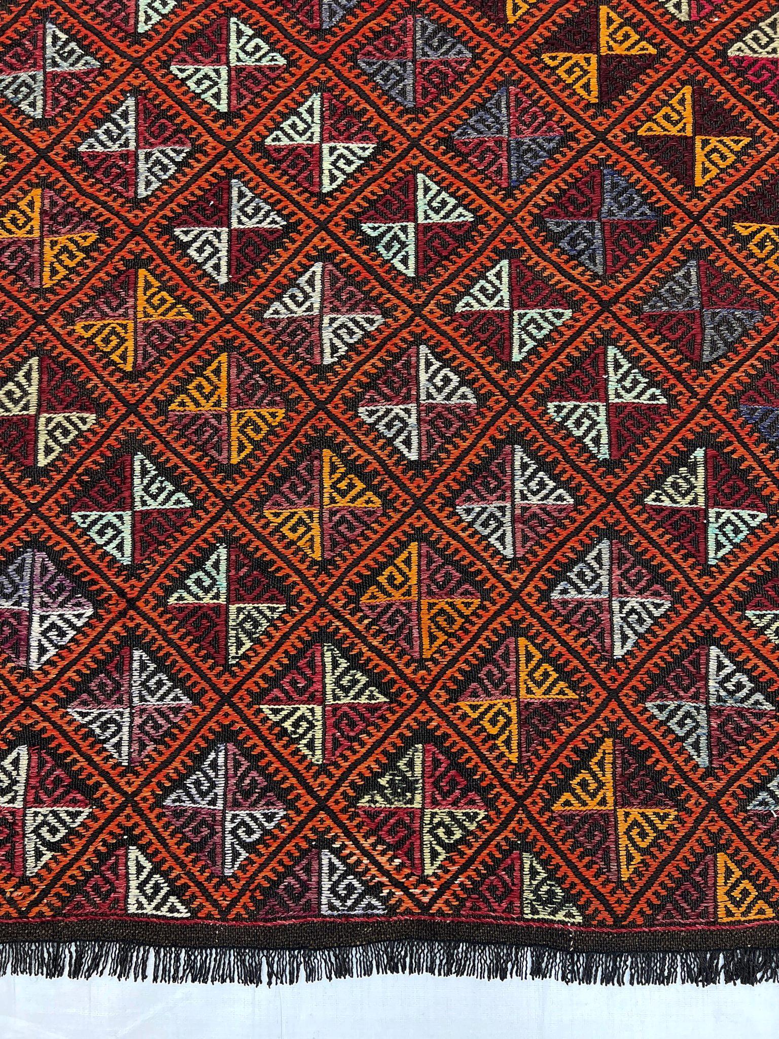 Kilim turc Cicim orange anthracite • Tapis brodé (3′×4′) • 1960s Bon état - En vente à Burlingame, CA