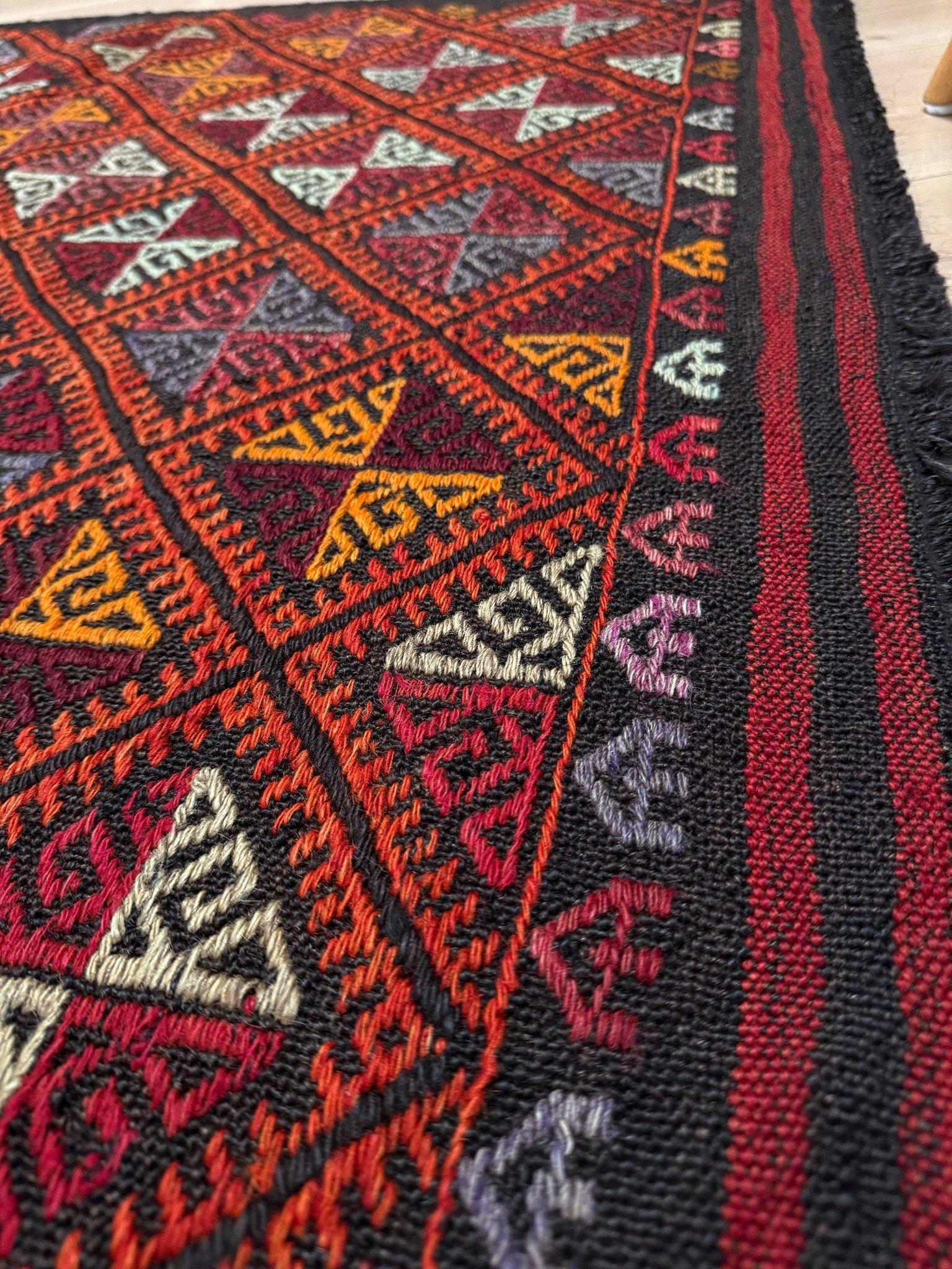Milieu du XXe siècle Kilim turc Cicim orange anthracite • Tapis brodé (3′×4′) • 1960s en vente