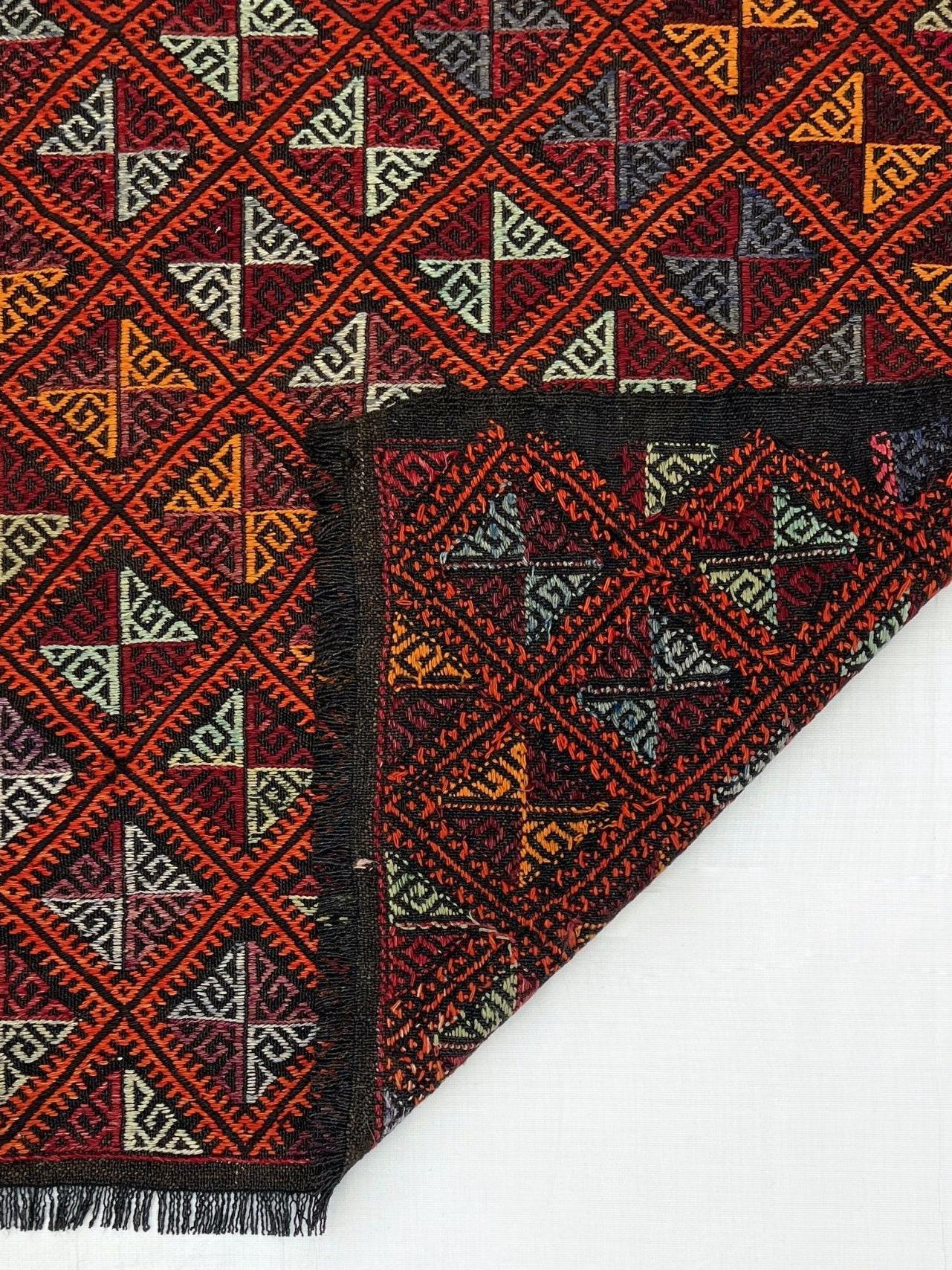 Laine Kilim turc Cicim orange anthracite • Tapis brodé (3′×4′) • 1960s en vente