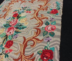 Antiker amerikanischer Anthrazitfarbener, roter und grüner Hakenteppich mit großem Blumendesign
