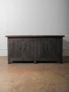 Aparador Carbón con Tapa de Madera Envejecida y Detalle de Tablones