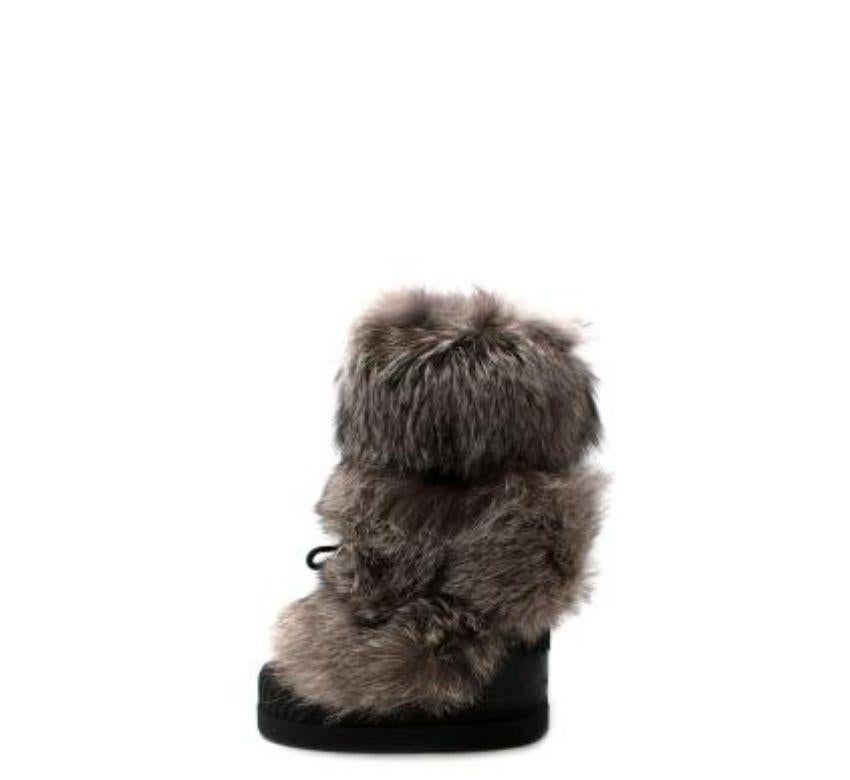 Botas Moncler Lunares con Borde de Piel Venus Carbón
 
 - Eje envuelto en piel de zorro de pelo profundo
 - Top con cordón
 - Parte delantera ajustable con cordones
 - Punta redonda 
 - Suela de goma gruesa con agarre
 
 Materiales 
 Fox
 Nylon
