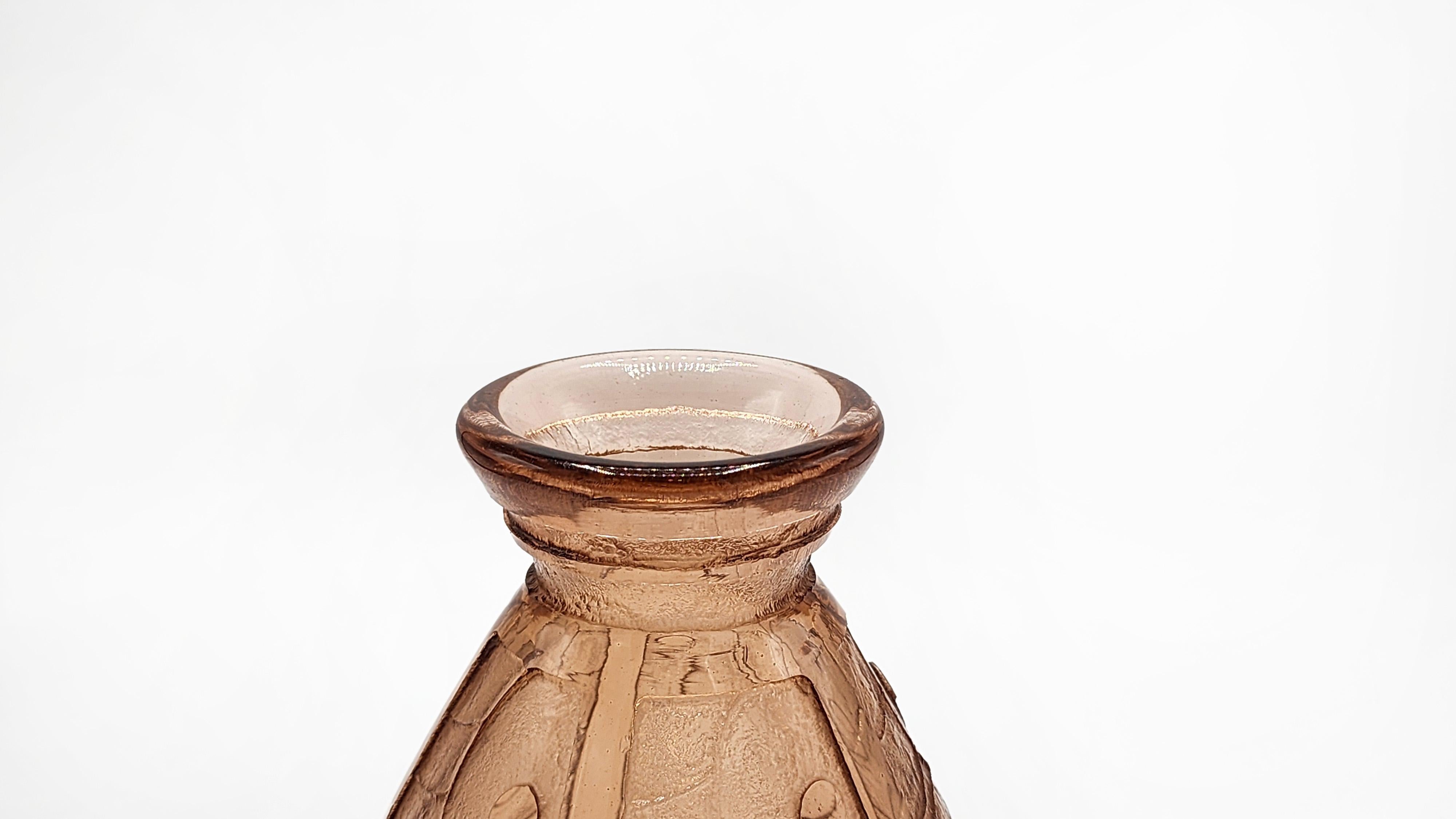 Hand-Carved Charder Le Verre FRANCAIS carved glass vase