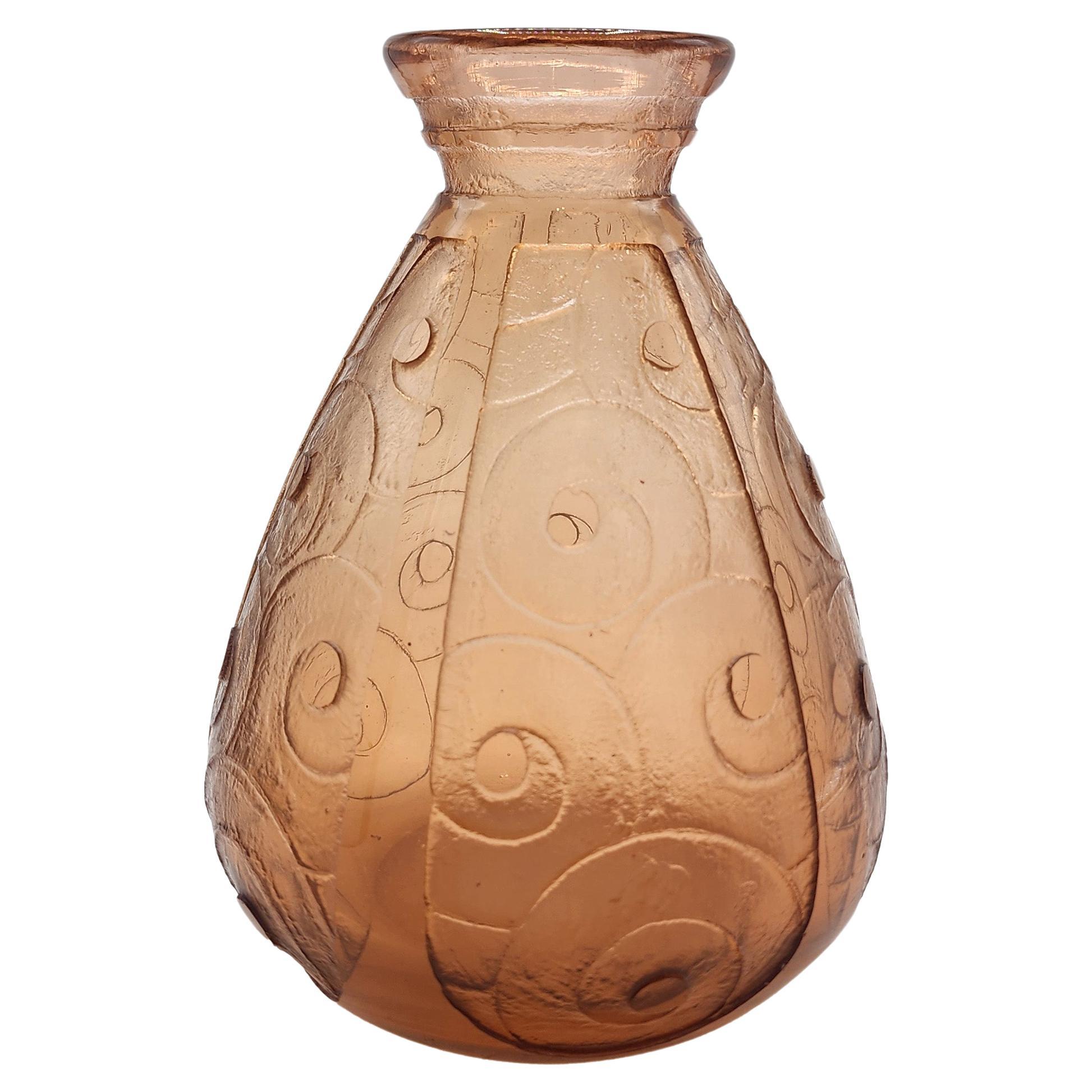 Charder Le Verre FRANCAIS carved glass vase
