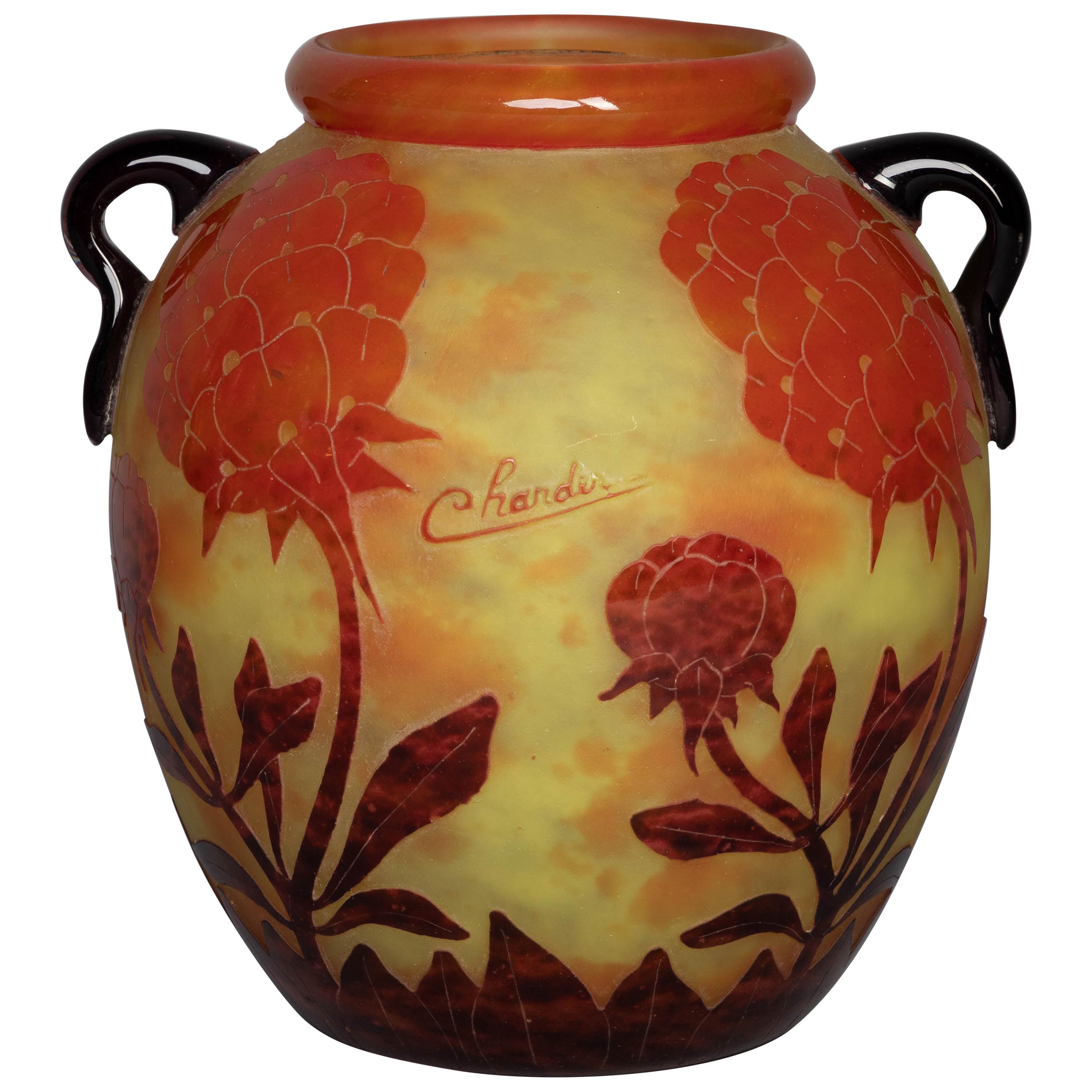 Vase à deux poignées en verre camé « Pivoines » de Charder Le Verre Français, vers 1925 en vente