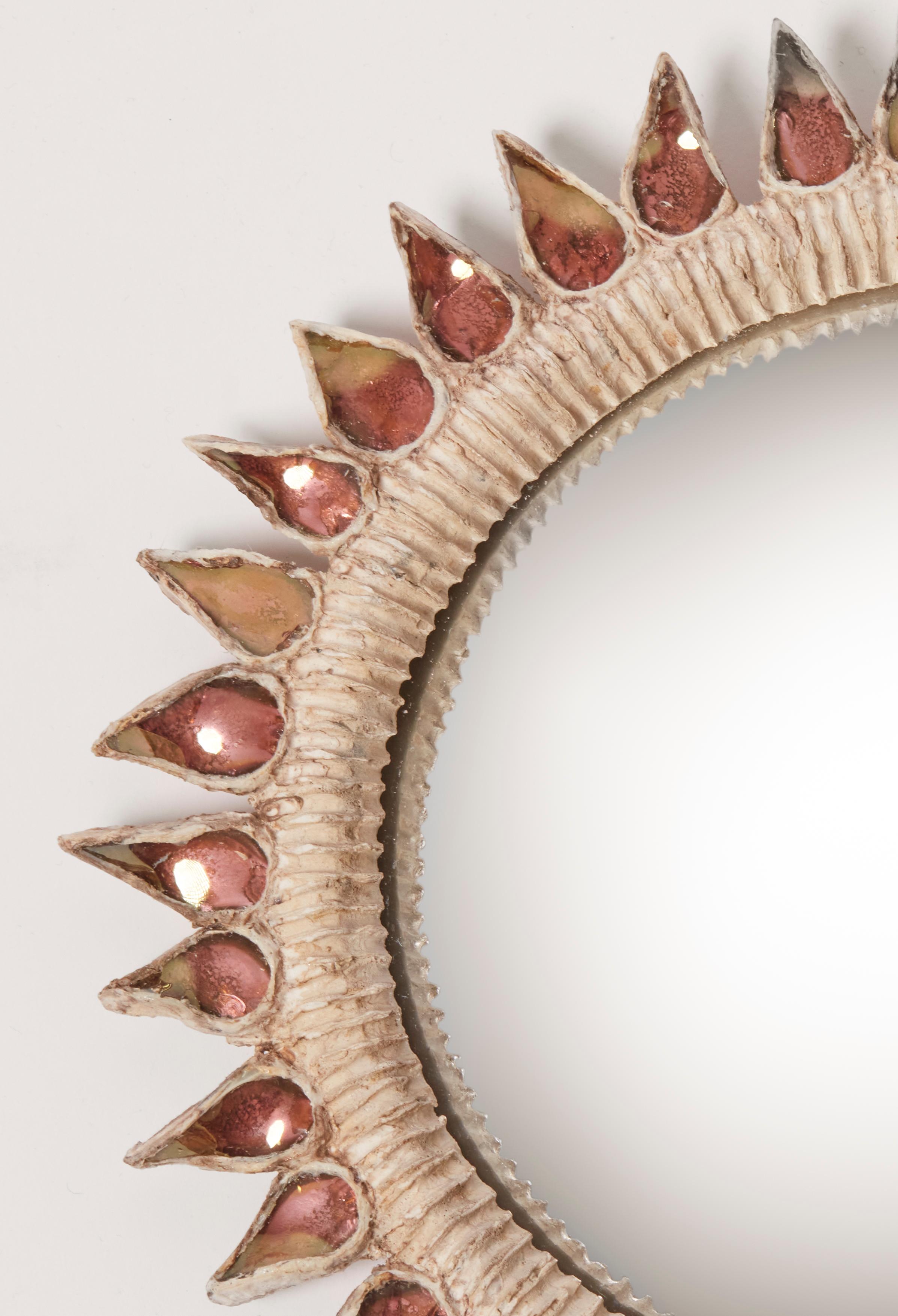 Signé par Line VAUTRIN et numéroté X
Talosel beige et fragments de miroirs à finition or terni, modelés et incrustés à chaud. Miroir convexe d'origine.