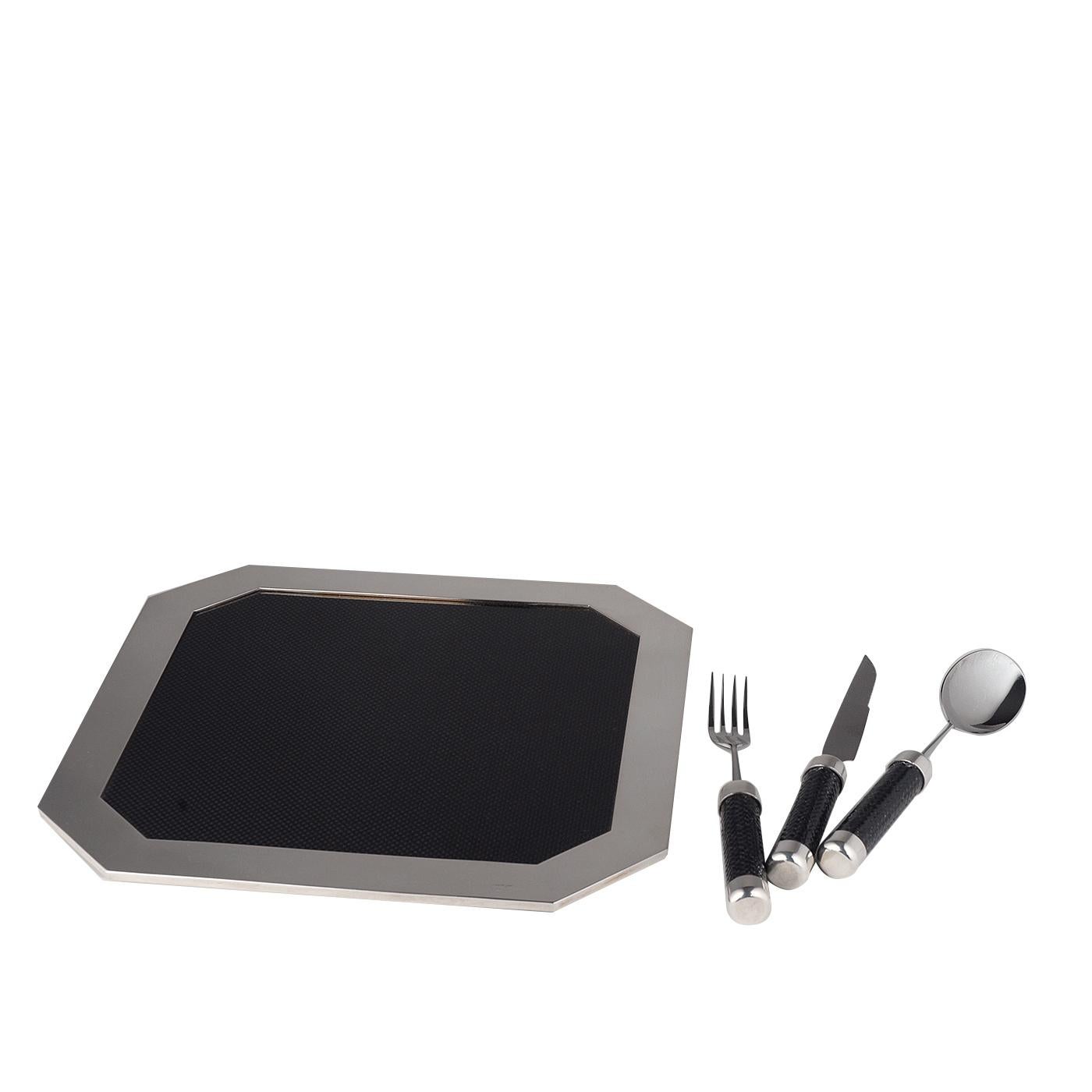 This sophisticated set is comprised of one octagonal-shaped charger and three pieces of flatware (a fork, a knife and a spoon). The charger is in silver plated metal, that doesn't require upkeep, with its bottom highlighted with carbon fiber while