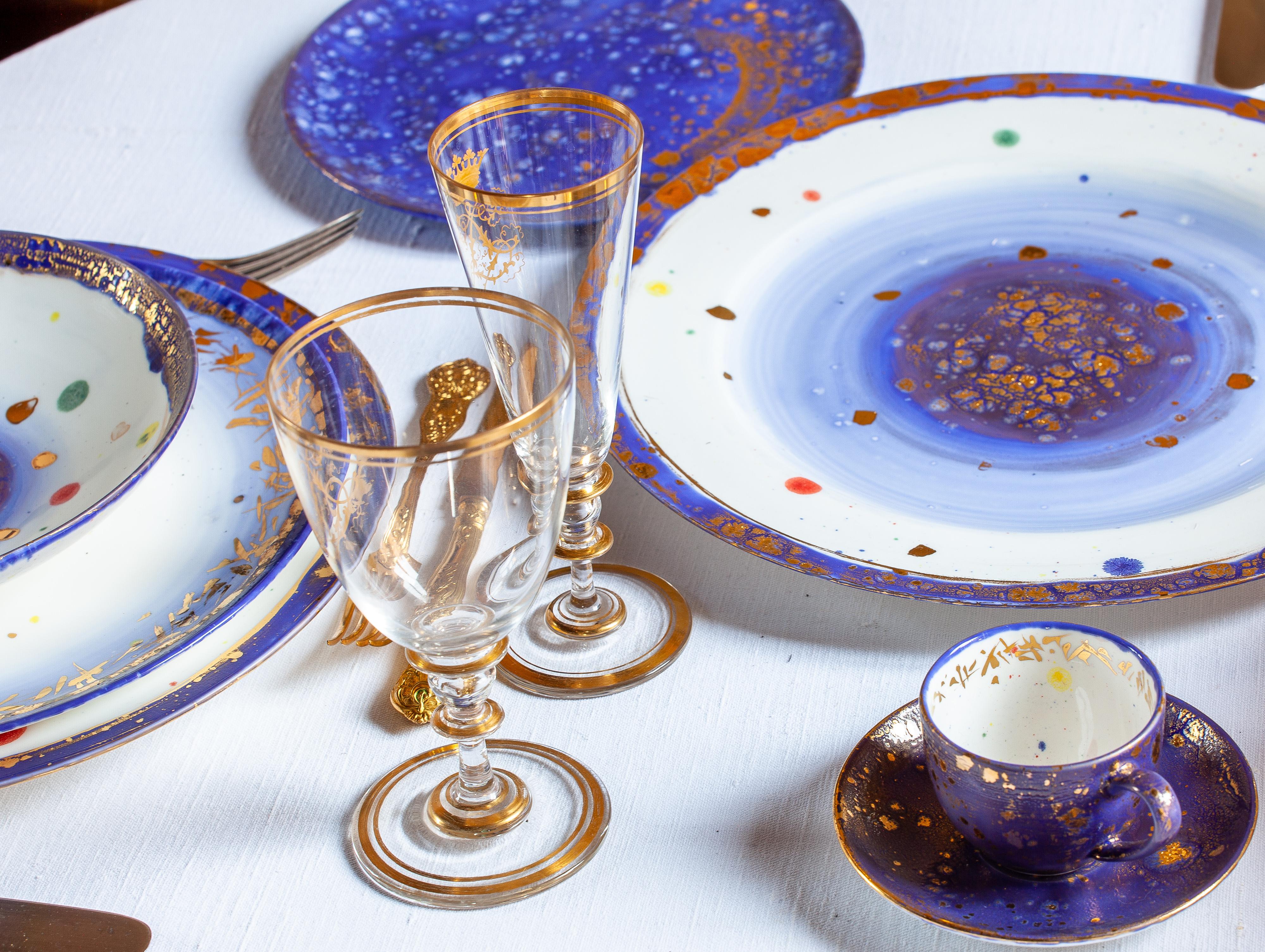 italien Assiette de présentation contemporaine plaquée or en porcelaine peinte à la main en vente