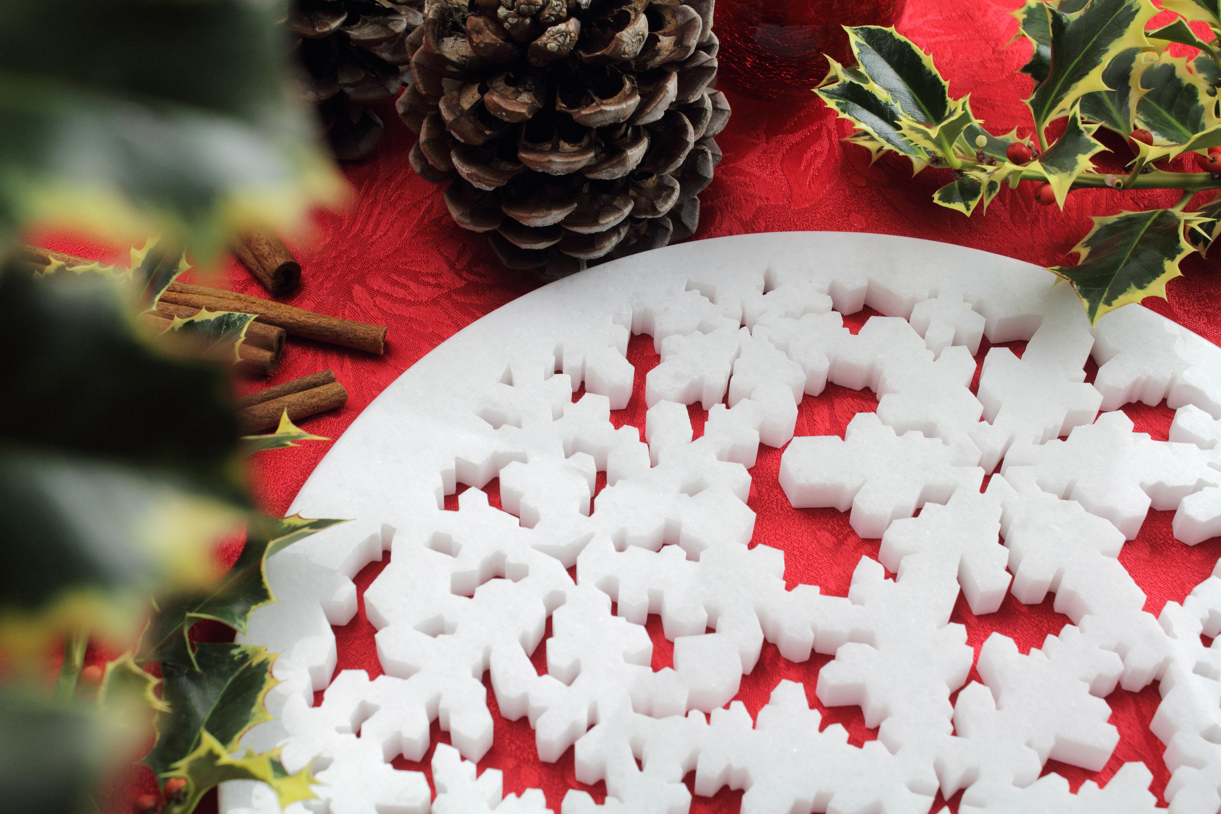 italien Plateaux de service et décoration de Noël en marbre blanc, faits à la main en vente