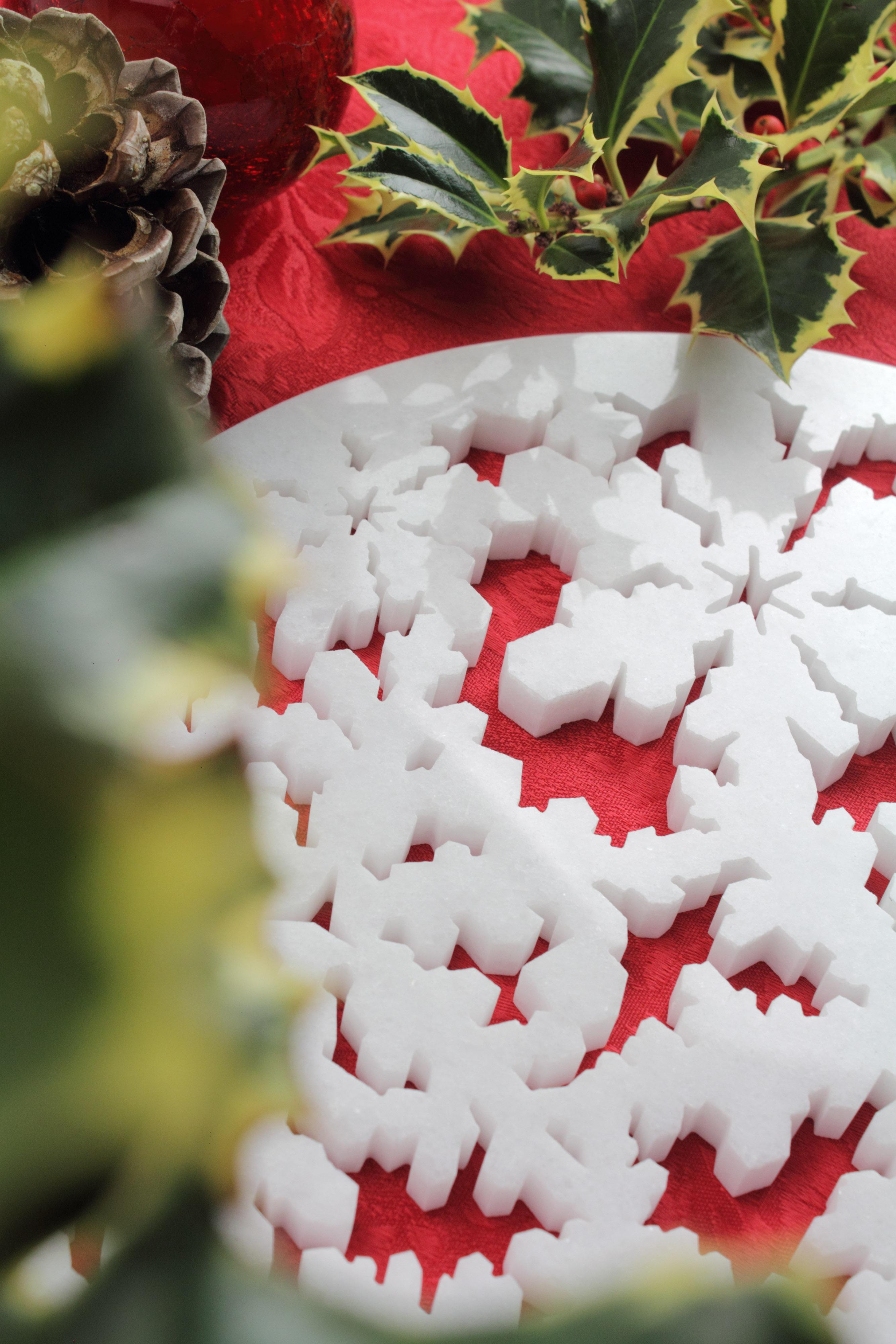 Servierplatten und -teller aus weißem Marmor für die Weihnachtsdekoration, handgefertigt (Handgeschnitzt) im Angebot