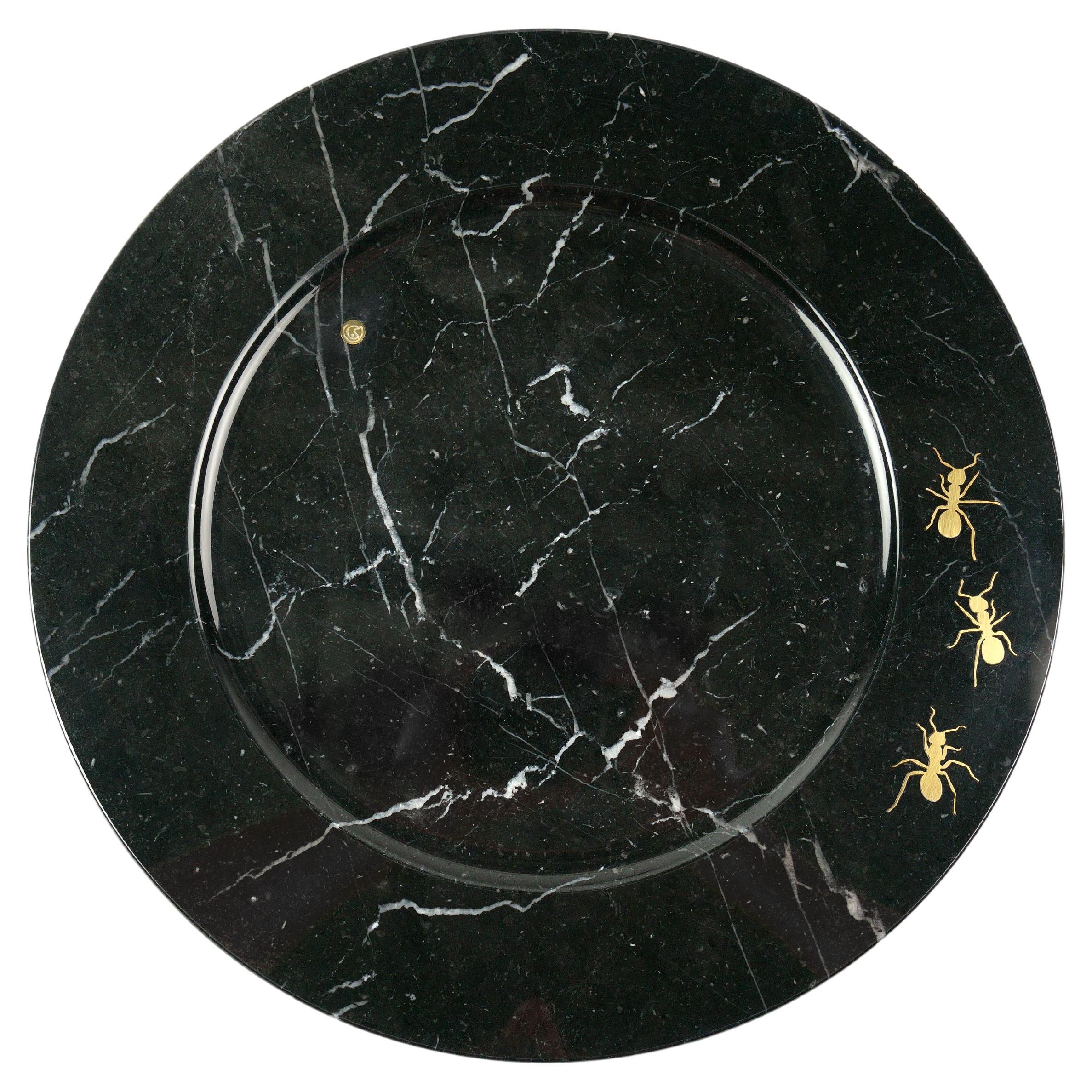 
Plateau sculpté à la main en marbre noir Marquinia avec incrustation de 3 fourmis en laiton. Utilisation multiple en tant qu'assiettes de présentation, assiettes, plateaux et plateaux de service. Dimensions : D 33, H 1,9 cm.

Dimensions : D 33, H