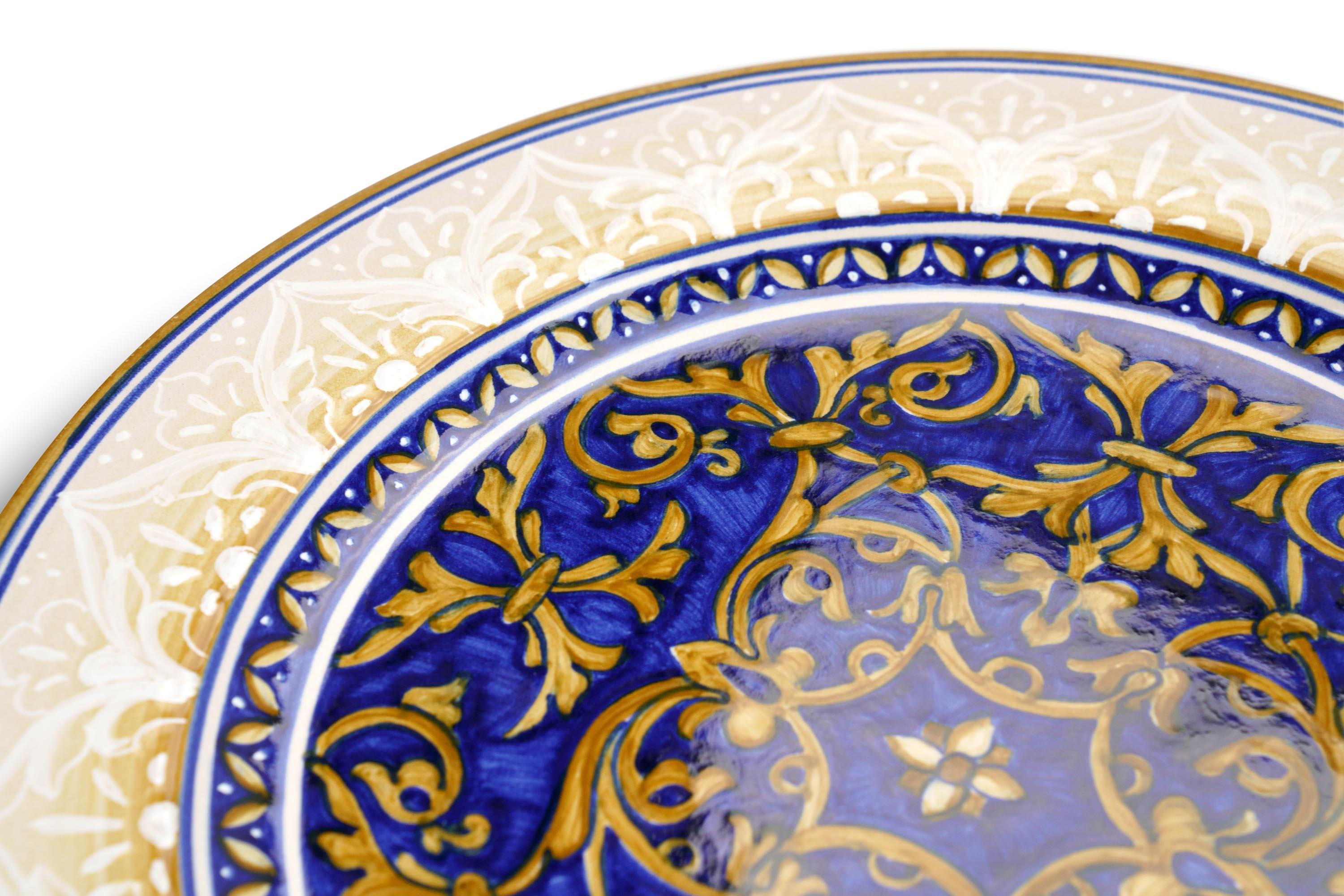 italien Ensemble de six assiettes de présentation et six assiettes de table Service de table majolique bleu peint en damas en vente