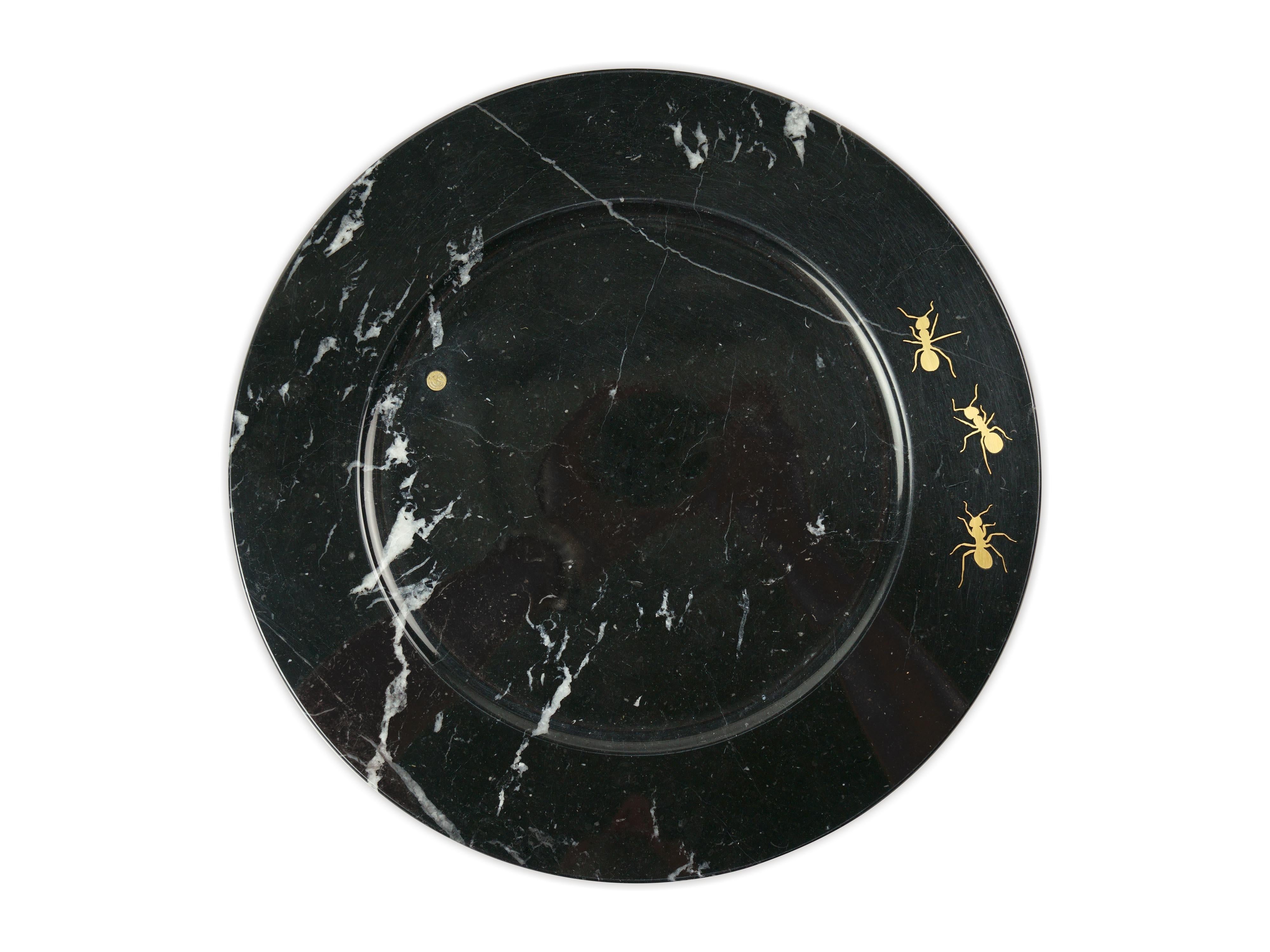 
Ensemble de 4 assiettes de présentation sculptées à la main en marbre noir Marquina avec 3 fourmis en laiton incrustées. Utilisation multiple en tant qu'assiettes de présentation, assiettes, plateaux et plateaux de service. 

Dimensions : D 33, H