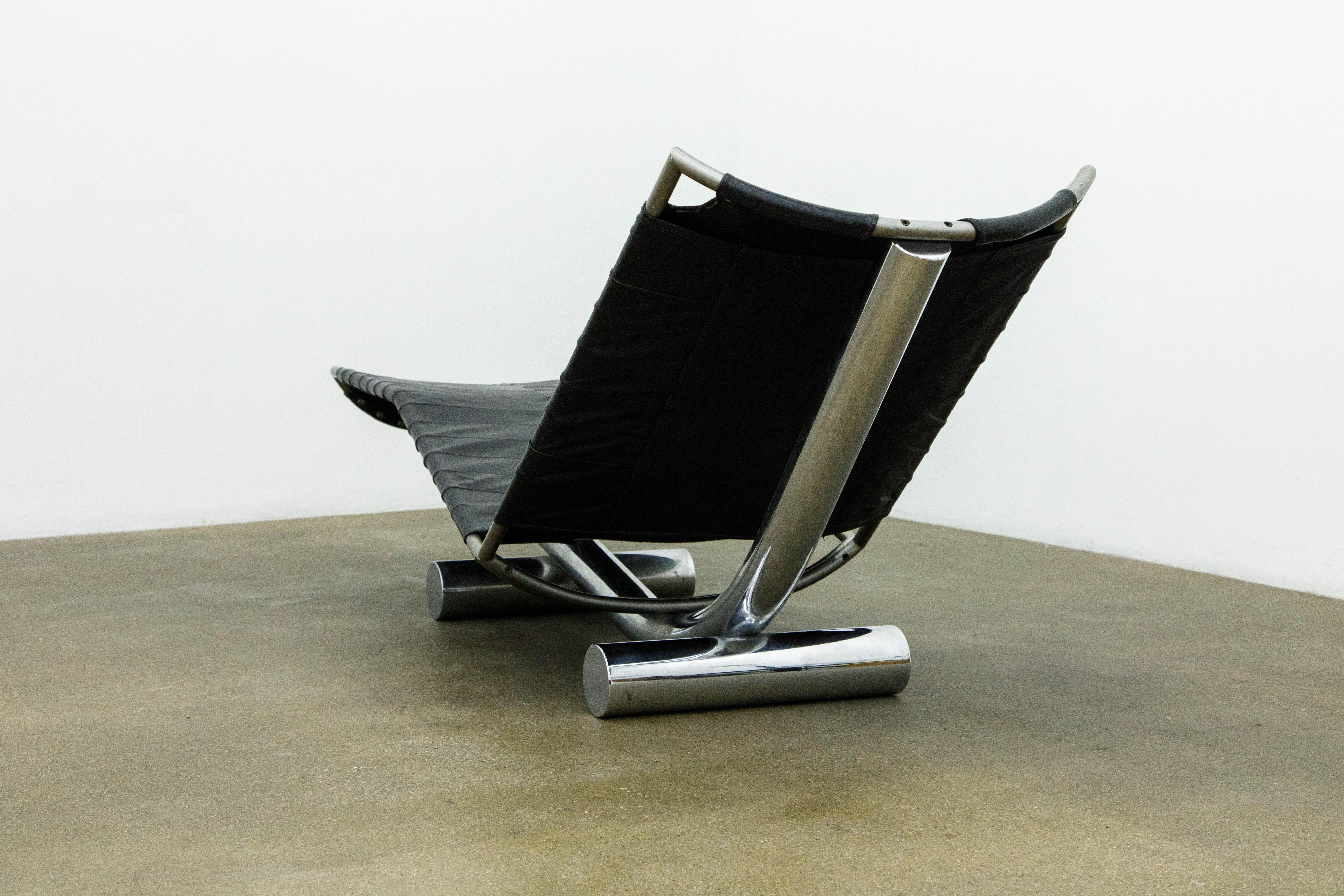 Modern 'Chariot' Leather Chaise Lounge by Paul Tuttle for Strassle International c 1972 For Sale