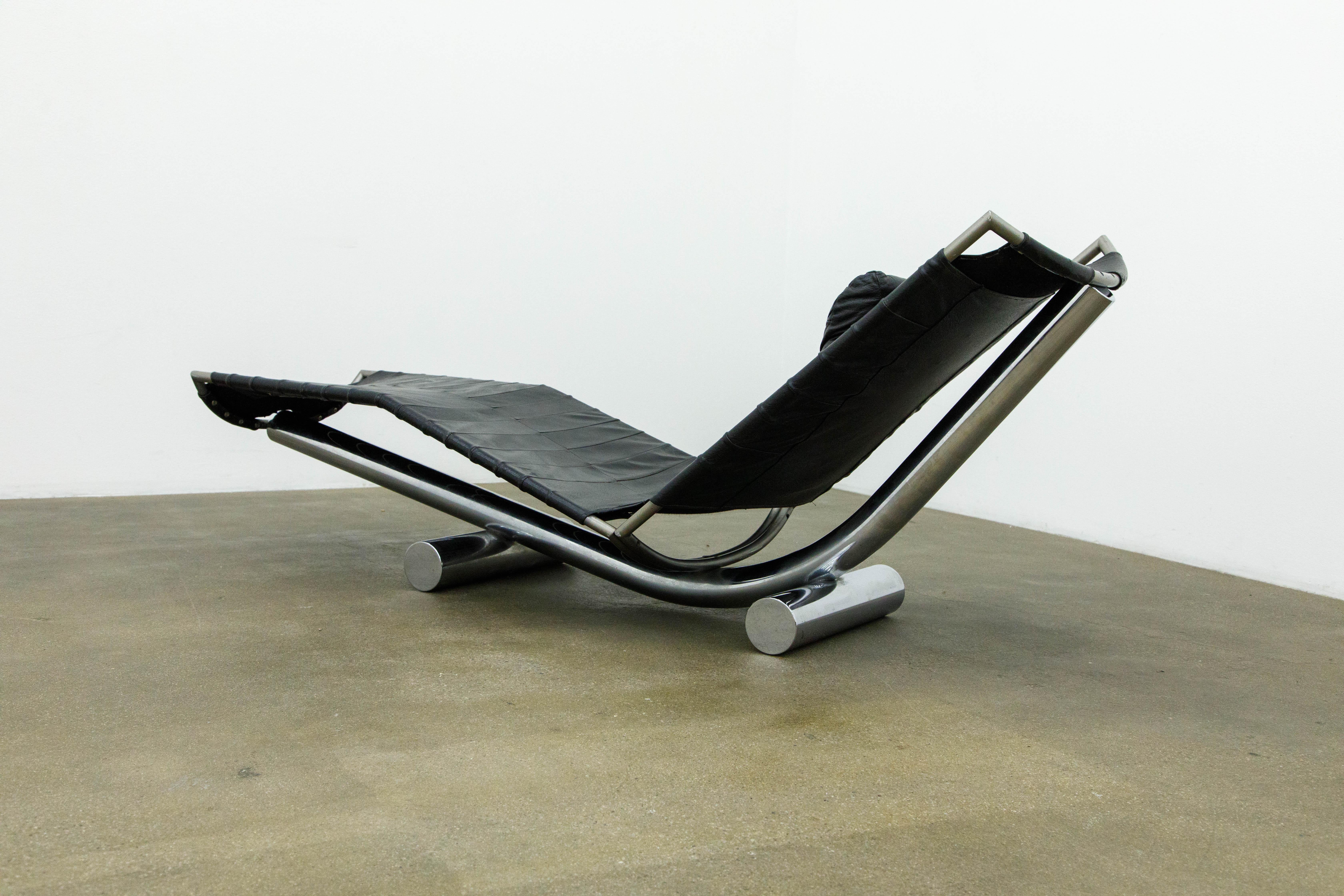 Swiss 'Chariot' Leather Chaise Lounge by Paul Tuttle for Strassle International c 1972 For Sale