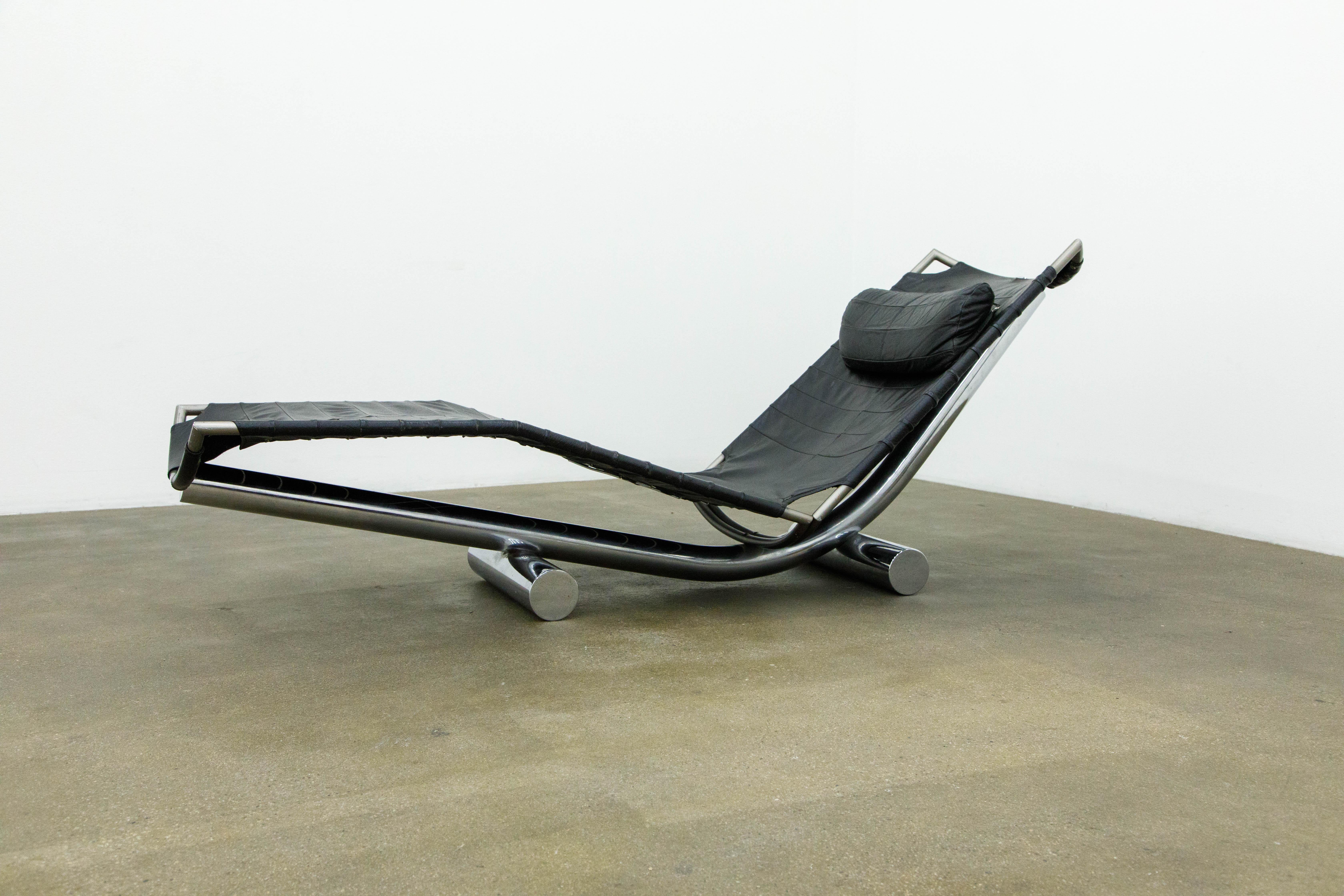 'Chariot' Leather Chaise Lounge by Paul Tuttle for Strassle International c 1972 In Good Condition For Sale In Los Angeles, CA