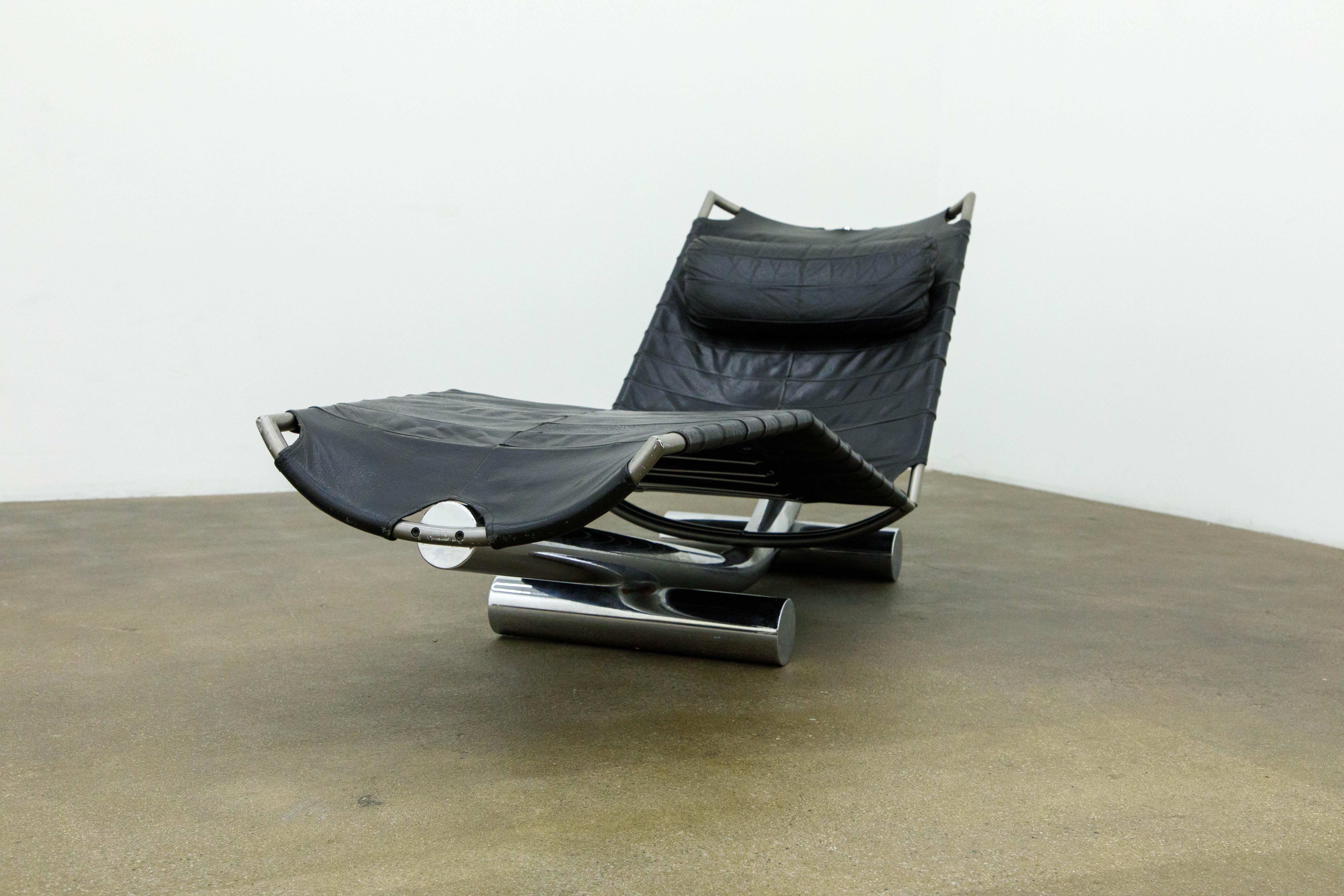 Late 20th Century 'Chariot' Leather Chaise Lounge by Paul Tuttle for Strassle International c 1972 For Sale