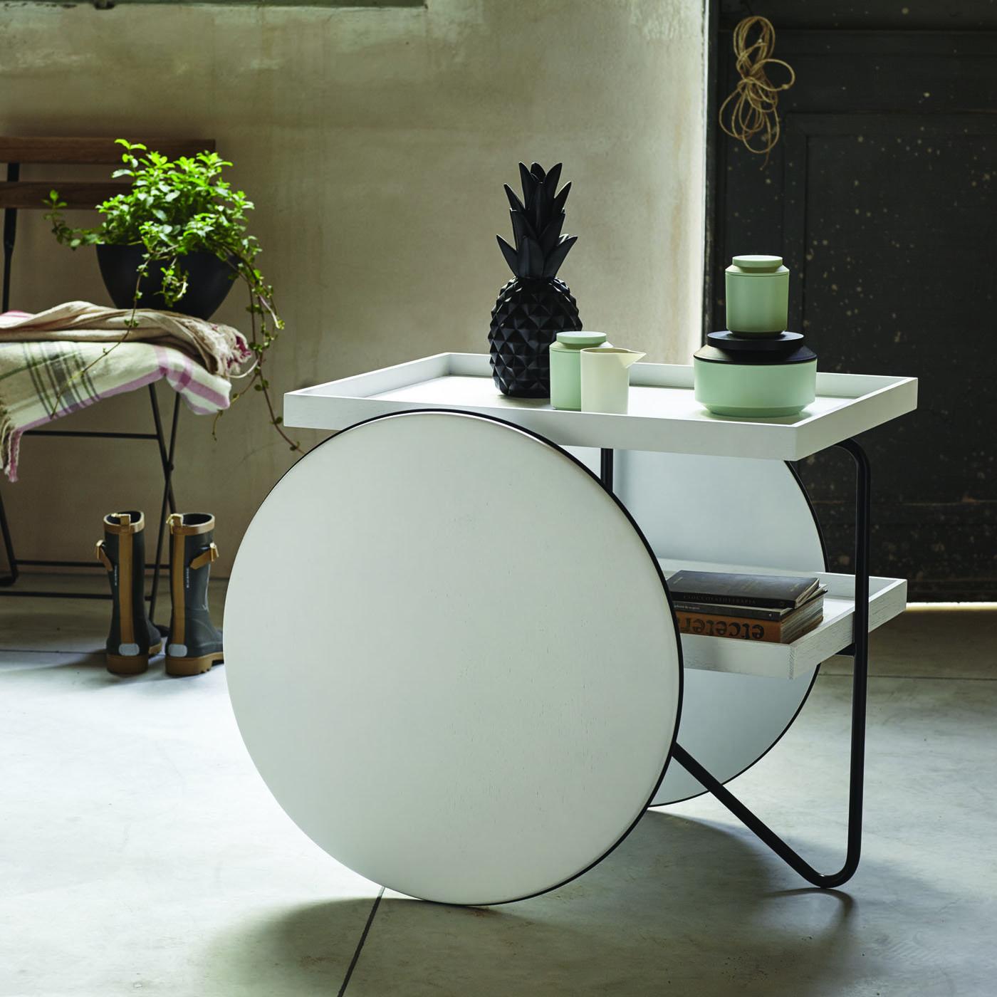 Inspired by the shape of the racing horse-drawn carriages used in ancient times, this iconic masterpiece of design studio GamFratesi won the 2013 Interior Innovation Award for its unique and stylish design. This trolley table features a