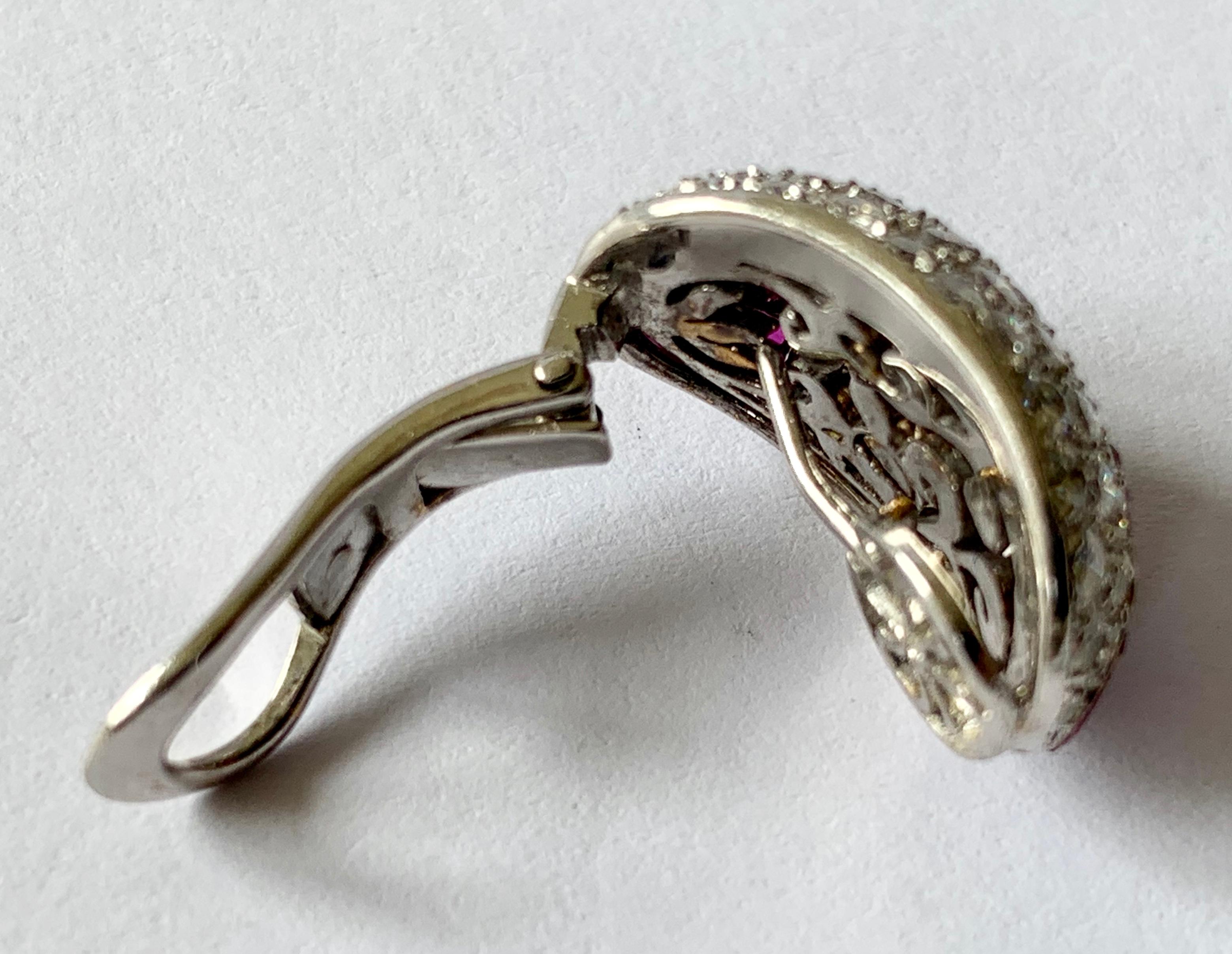 Carismatici ed eleganti fermagli per orecchie in oro 18 carati con rubini e diamanti incastonati in vendita 1