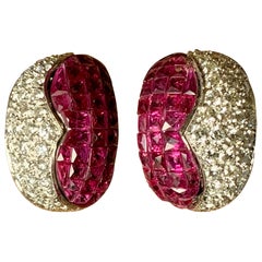 Clips d'oreilles charismatiques et éhégants en or 18 carats serti invisible de rubis et de diamants
