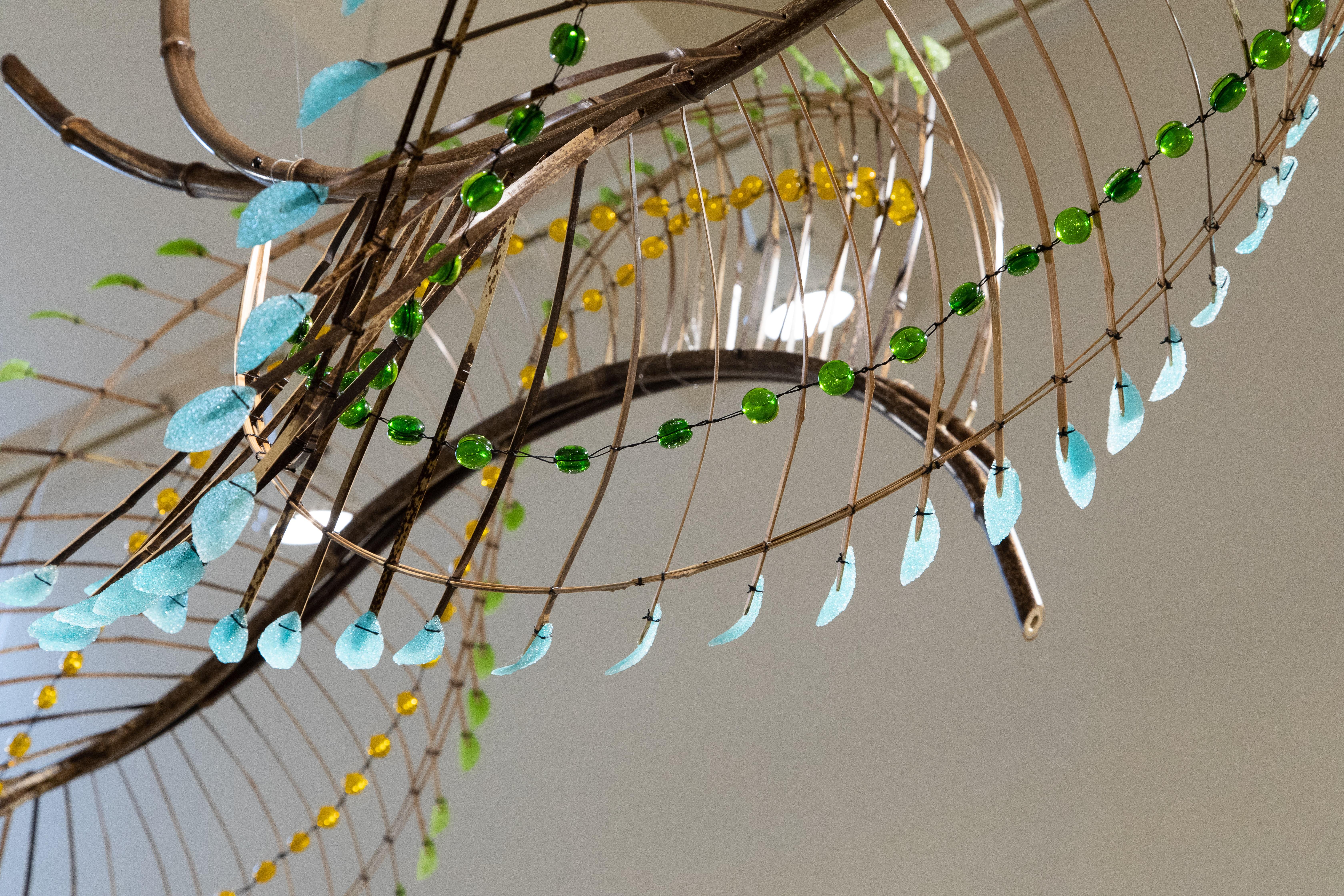 Künstler-Kommentar:

Dieses Stück ist inspiriert vom Flug der Vögel und der Freude am Flug. Aus neun geflügelten Bambus- und Schmelzglas-Skulpturen bestehend. Diese Teile können zusammen oder getrennt aufgehängt werden. Die Abmessungen der