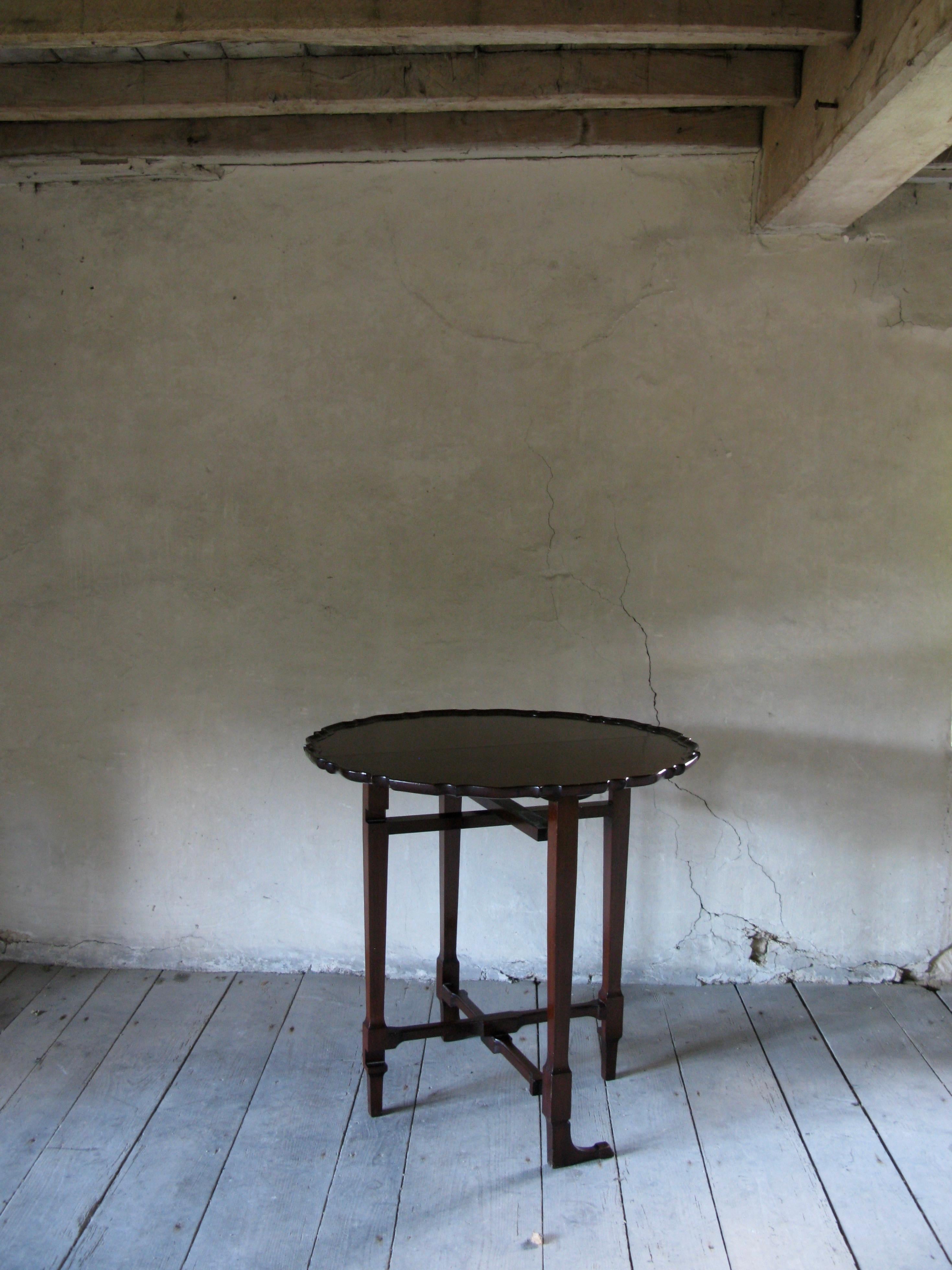 Beautiful signed, Charles baker, Bath, mahogany side table, drop-leaf table

A quality piece of Cuban mahogany

Charles Baker (1841-1932) h1 Charles Baker (1841-1932) was a Bath cabinetmaker and part of an important family of cabinet makers