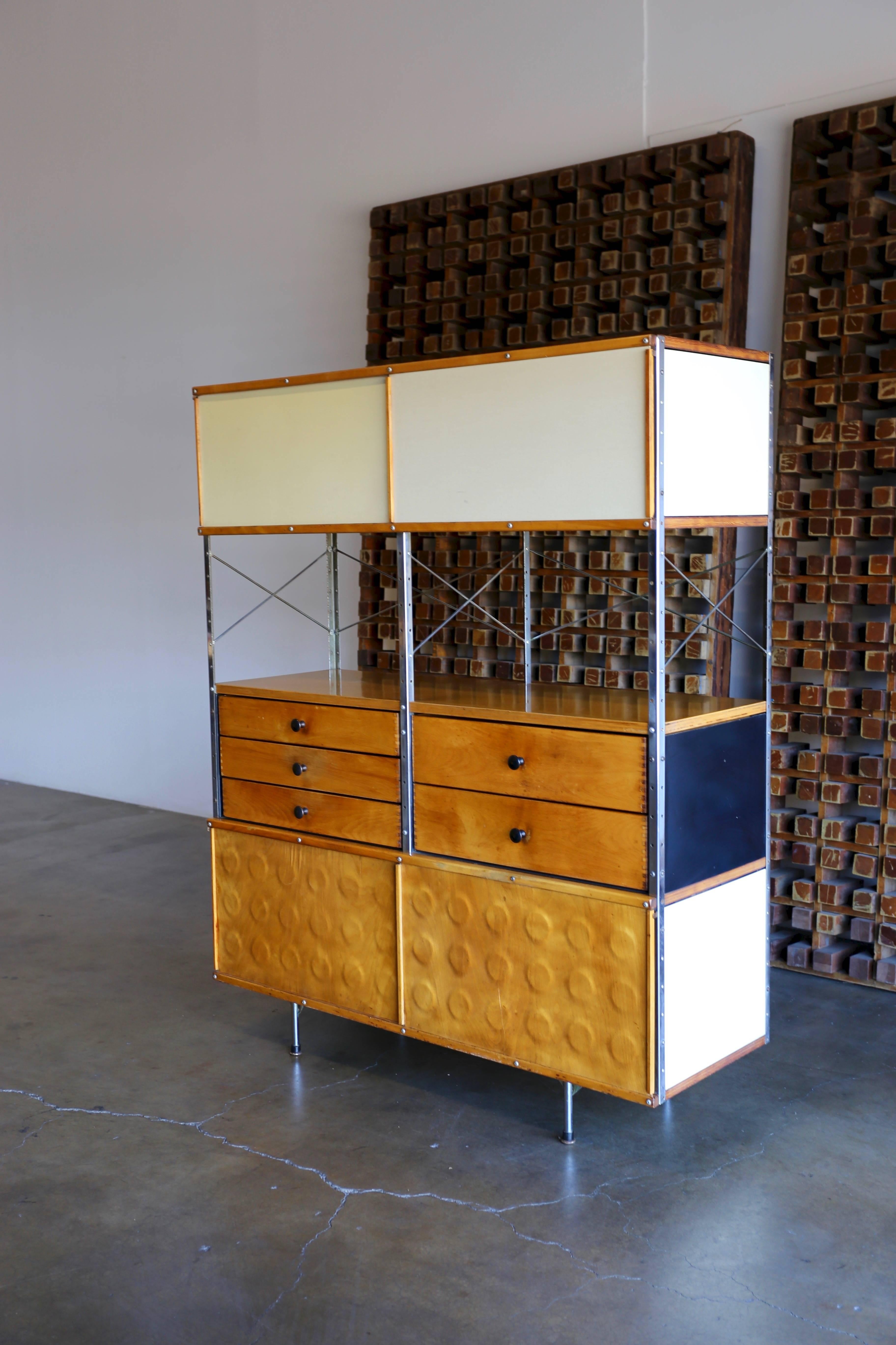 Eames storage unit 'ESU' 400-N. Designed by Charles & Ray Eames. This piece was produced by Herman Miller, circa 1952.