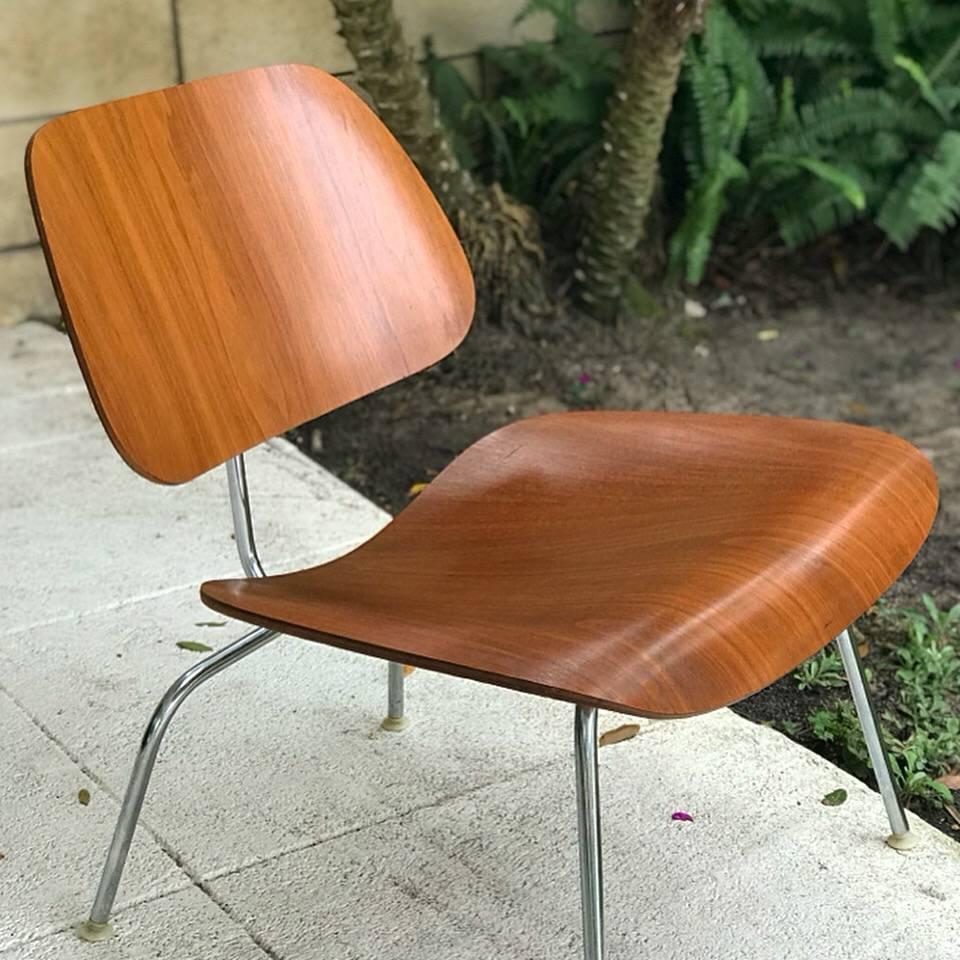 Beautiful and original example of the stellar and iconic LCM (Lounge Chair Metal) design by Charles & Ray Eames for Herman Miller. This example appears to be from the late 1950s-1960s, based upon the Eames/Herman Miller disc and leg glides. There