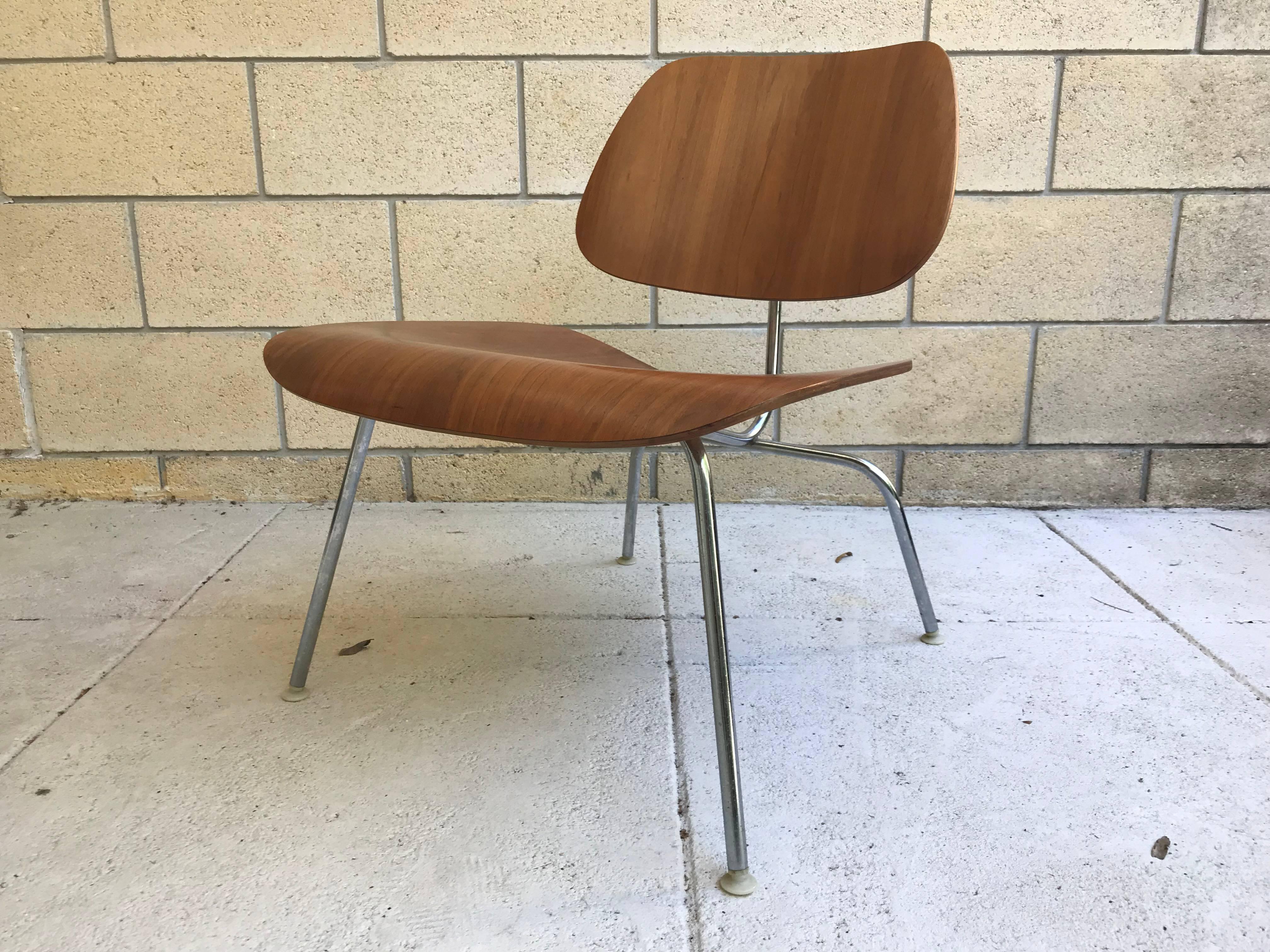 Charles & Ray Eames for Herman Miller 1960s LCM Lounge Chair in Walnut In Good Condition In Southampton, NJ