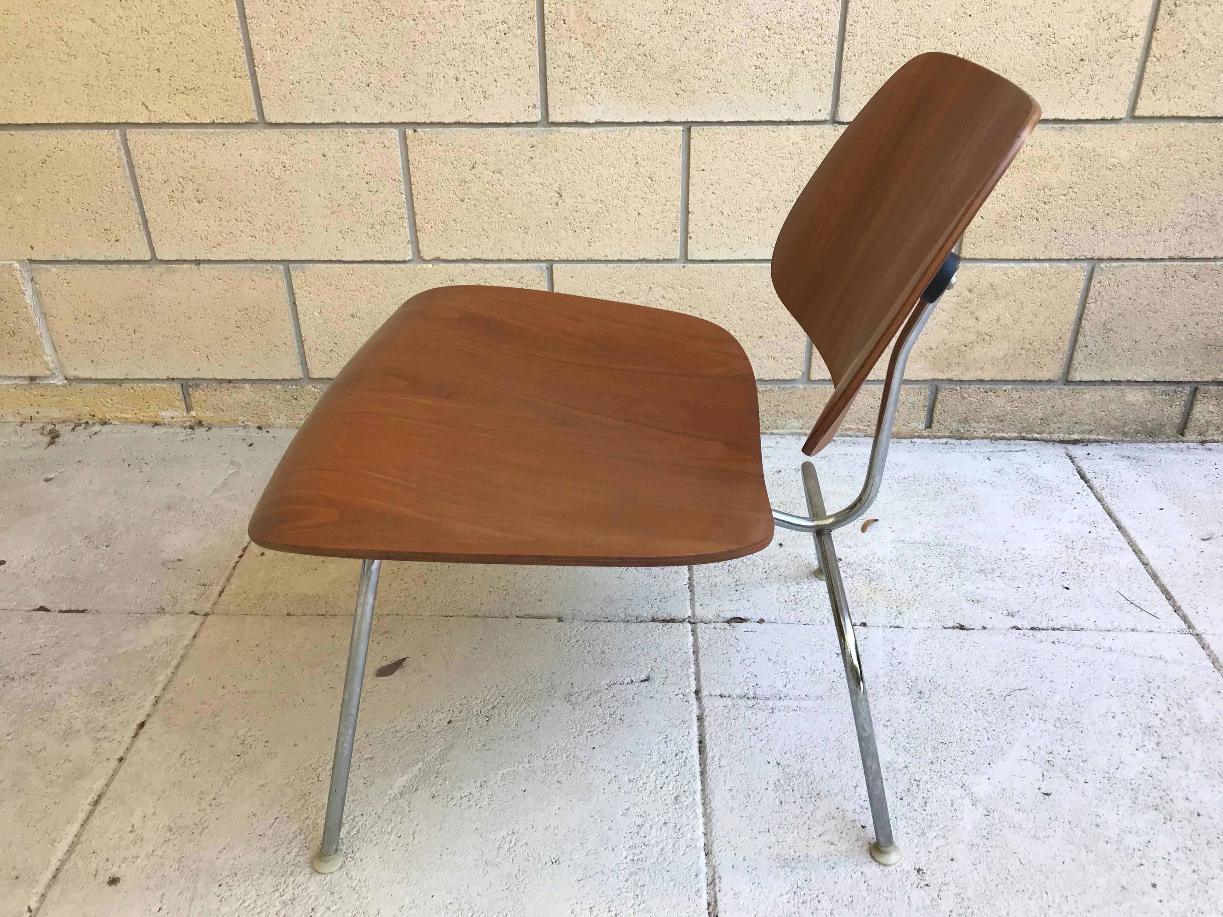 Mid-20th Century Charles & Ray Eames for Herman Miller 1960s LCM Lounge Chair in Walnut