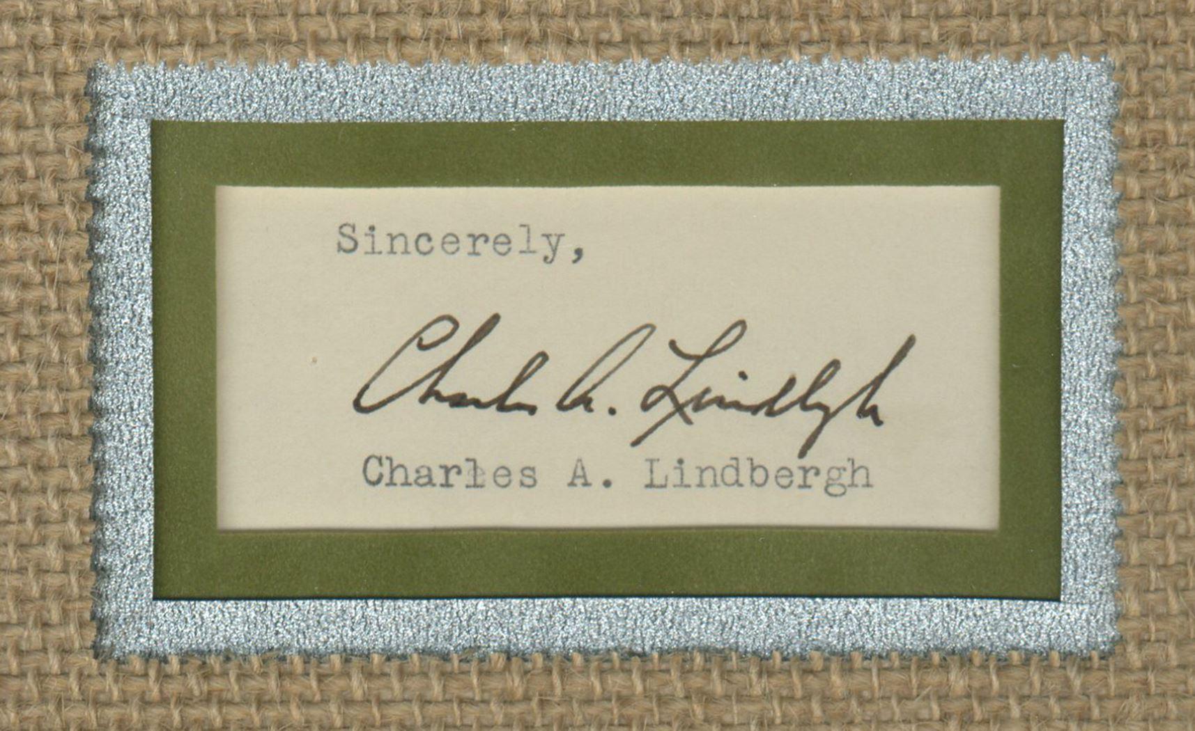 Dies ist eine schöne Ausstellung, die Signatur des berühmten amerikanischen Fliegermeisters Charles A. Lindbergh (1902-1974) zeigt. Lindbergh signierte die Seite, jetzt geschliffen, mit schwarzer Tinte als „Charles A. Lindbergh“. Seine Unterschrift