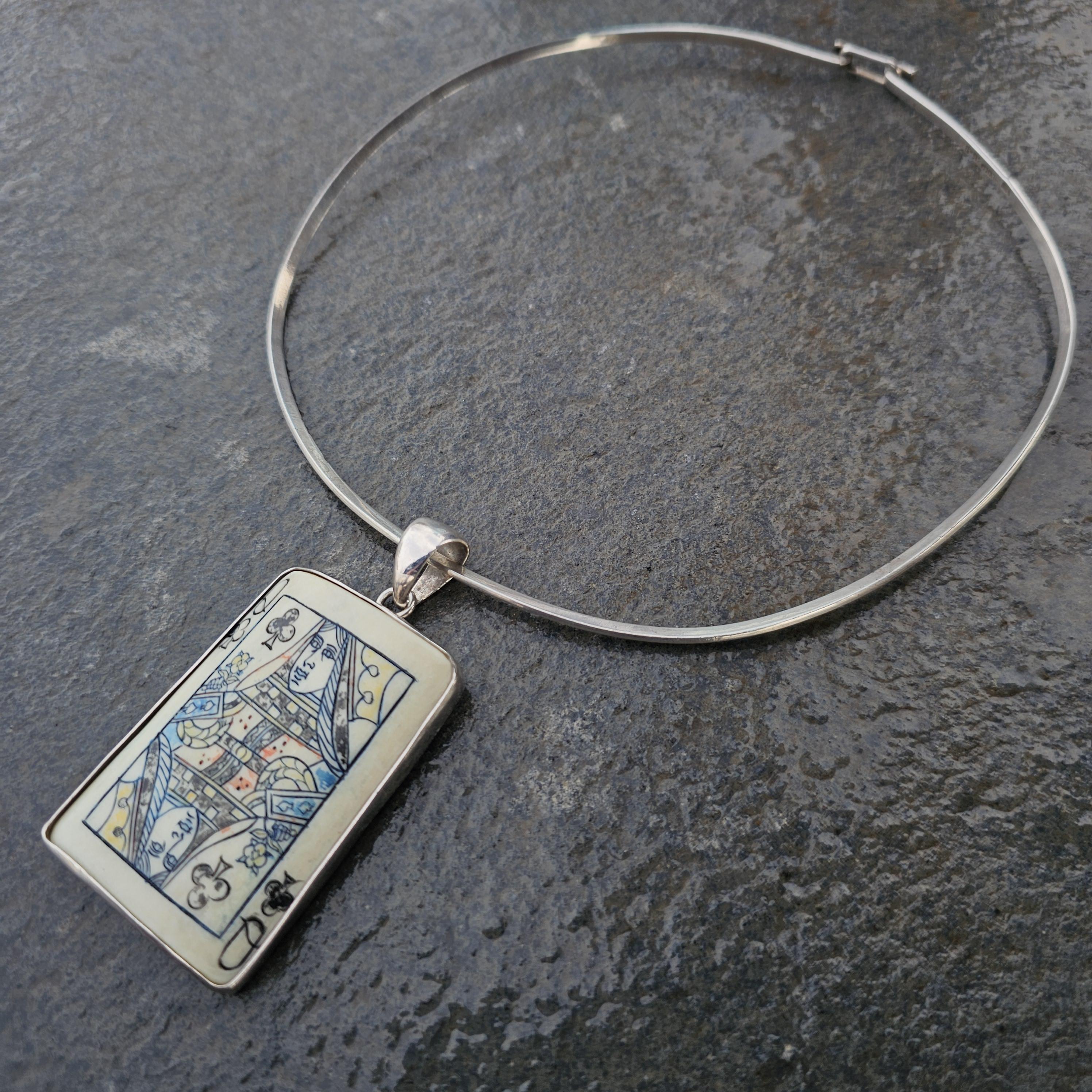Charles Albert Queen of Clubs Playing Card Pendant Sterling Silver Collar Chain In Good Condition For Sale In Northbrook, IL