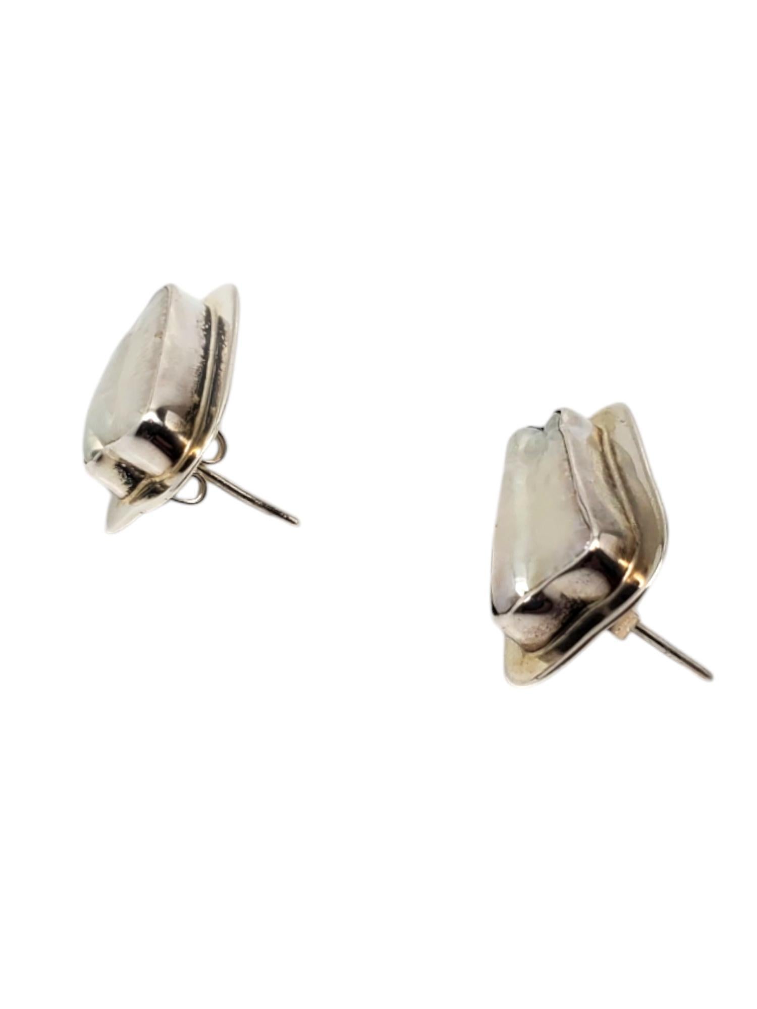 Charles Albert Sterling Silver Biwa Pearl Earrings -

These stunning earrings feature large elongated biwa pearls (19.77 mm x 9.09 mm) set in sterling silver by Charles Albert.

Size: 27.87 mm x 15.89 mm

Stamped: CHARLES ALBERT 925 STERLING