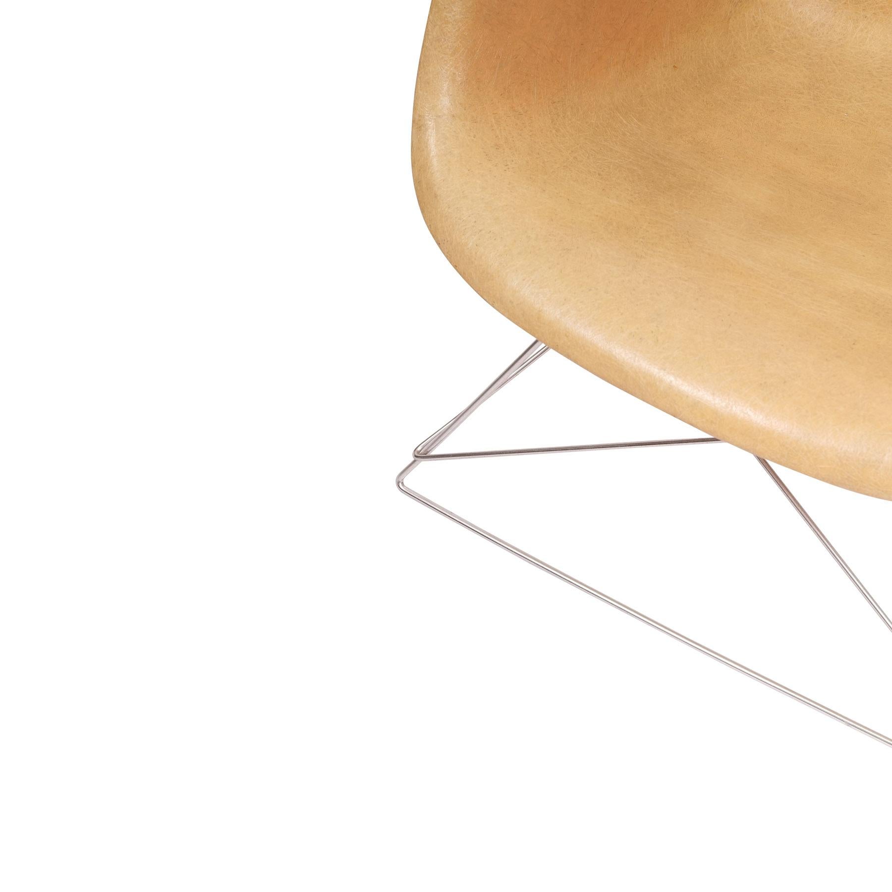Mid-Century Modern Charles and Ray Eames 1st Generation Vintage Fiberglass LAR  Cat´s Cradle For Sale