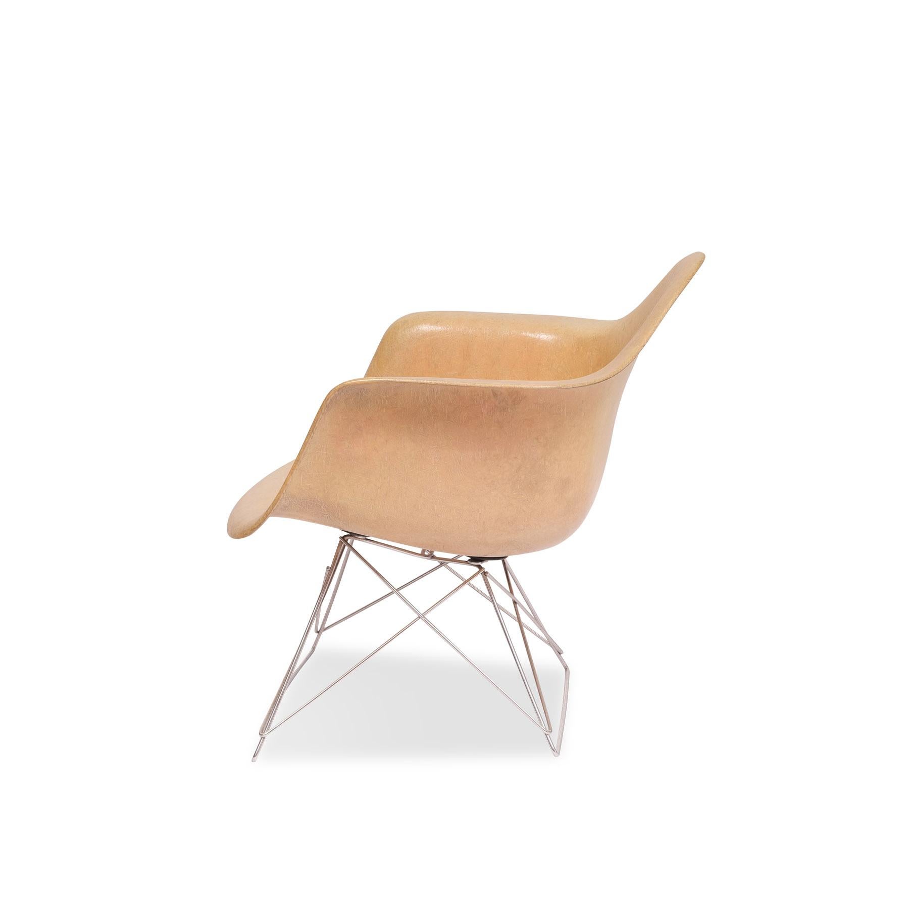 Charles and Ray Eames 1st Generation Vintage Fiberglass LAR  Cat´s Cradle In Good Condition For Sale In Münster, DE