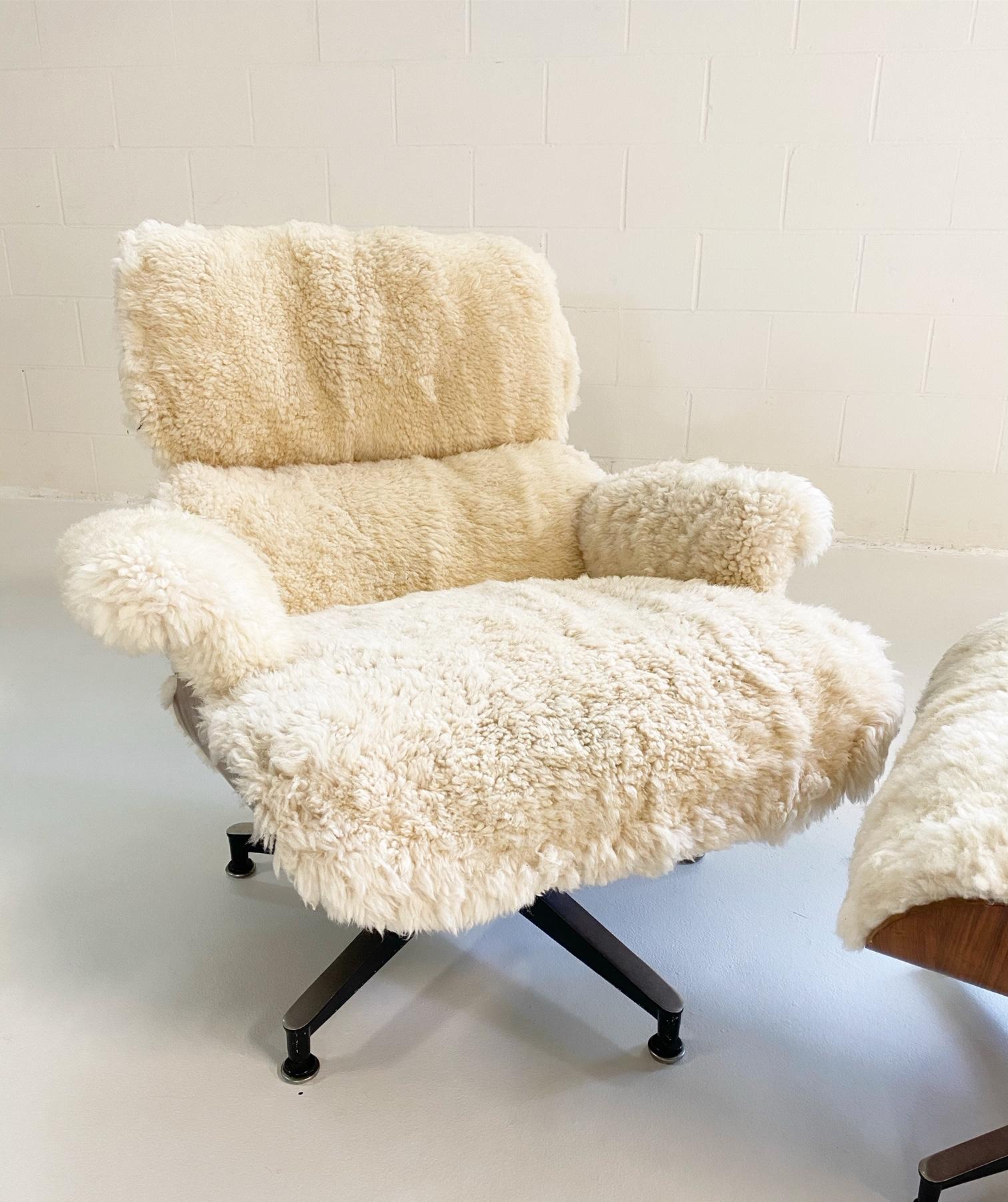Charles and Ray Eames 670 Lounge Chair and 671 Ottoman in California Sheepskin In Excellent Condition In SAINT LOUIS, MO