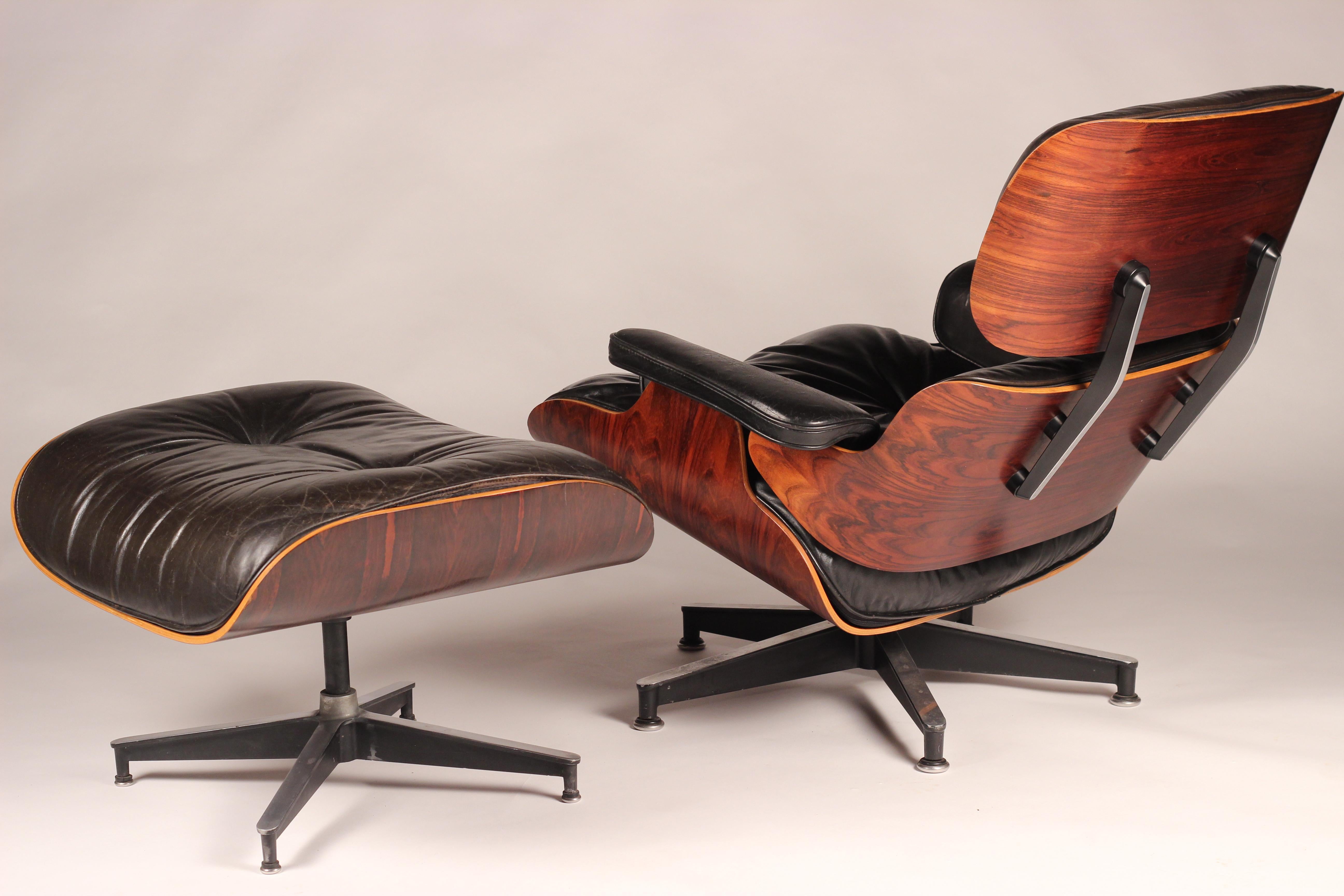 Américain Charles and Ray Eames fauteuil de salon en bois de rose 670 et pouf 671