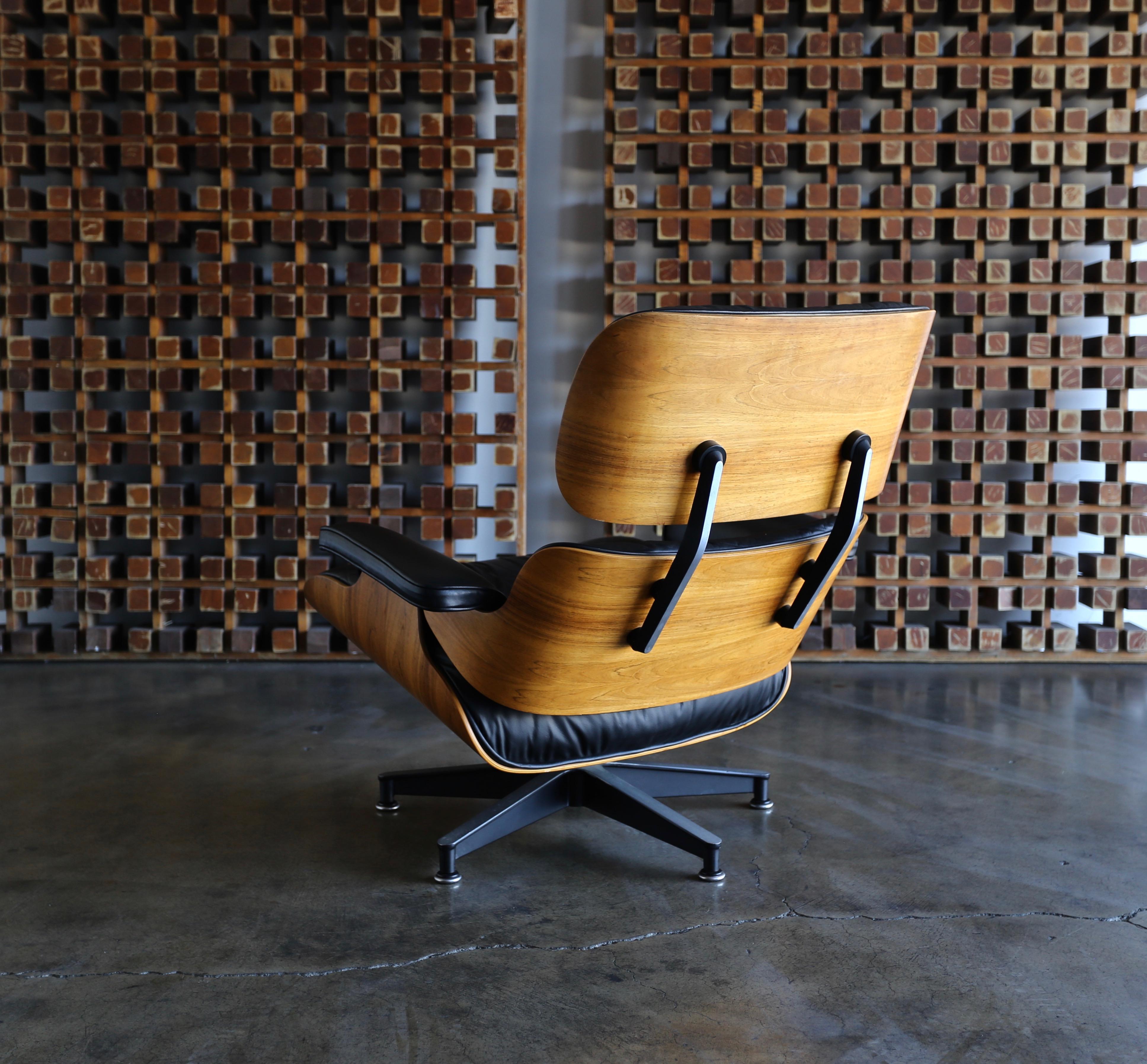 Mid-Century Modern Charles and Ray Eames 670 Rosewood Lounge Chair for Herman Miller, circa 1970 