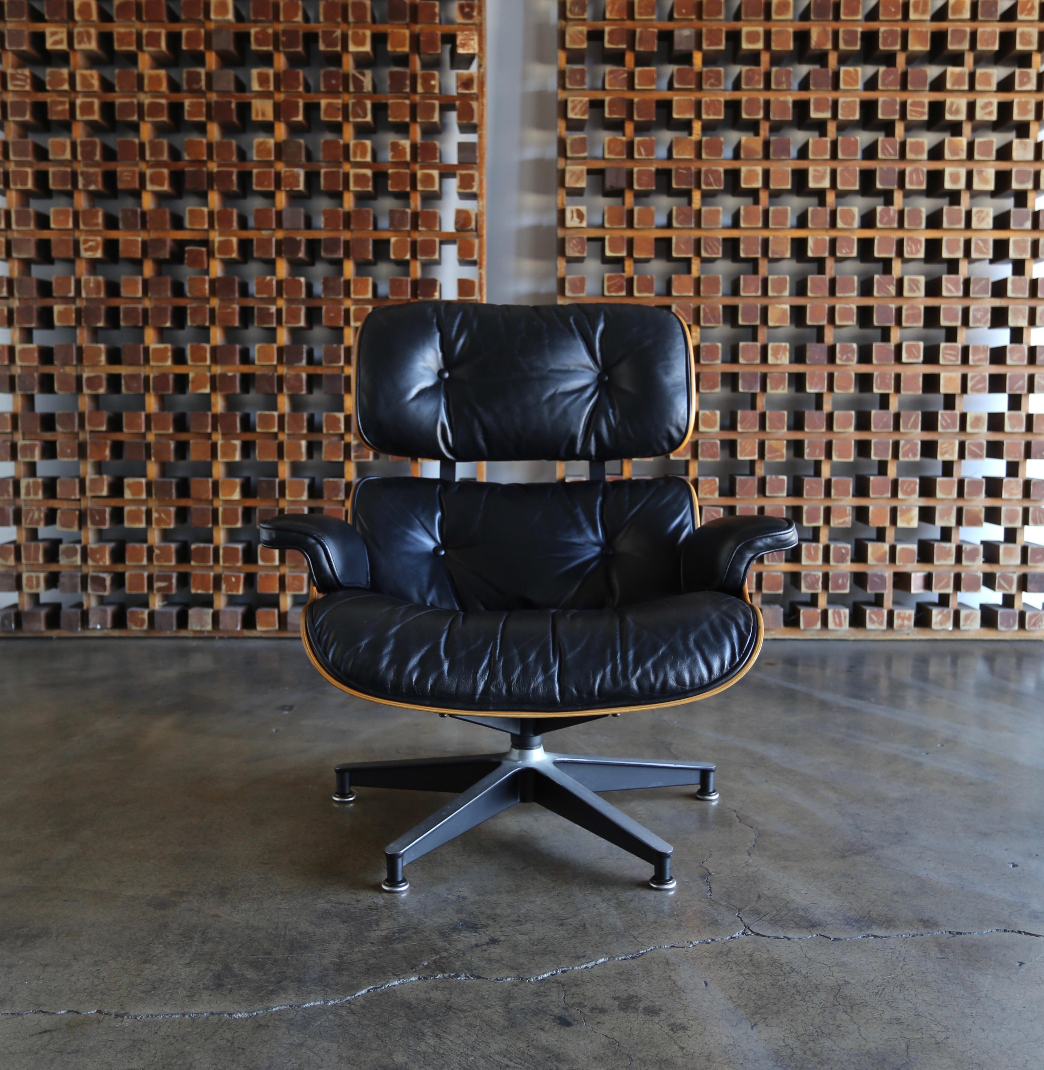 Charles and Ray Eames 670 Rosewood Lounge Chair for Herman Miller, circa 1970  In Good Condition In Costa Mesa, CA