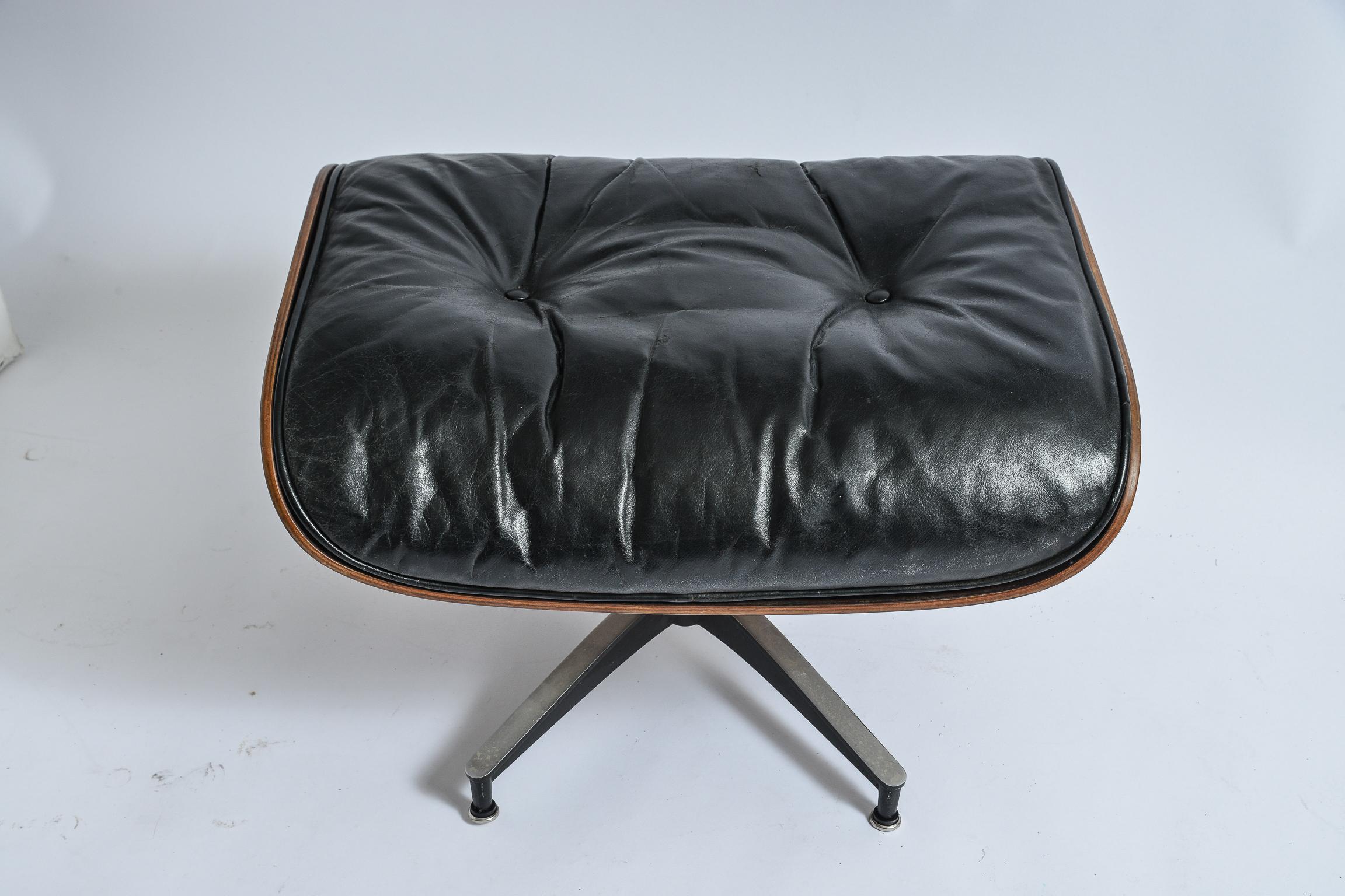 Charles und Ray Eames 671 Ottomane
1950er Ausgabe
Original Palisanderholzschale und daunengefülltes Lederkissen.
